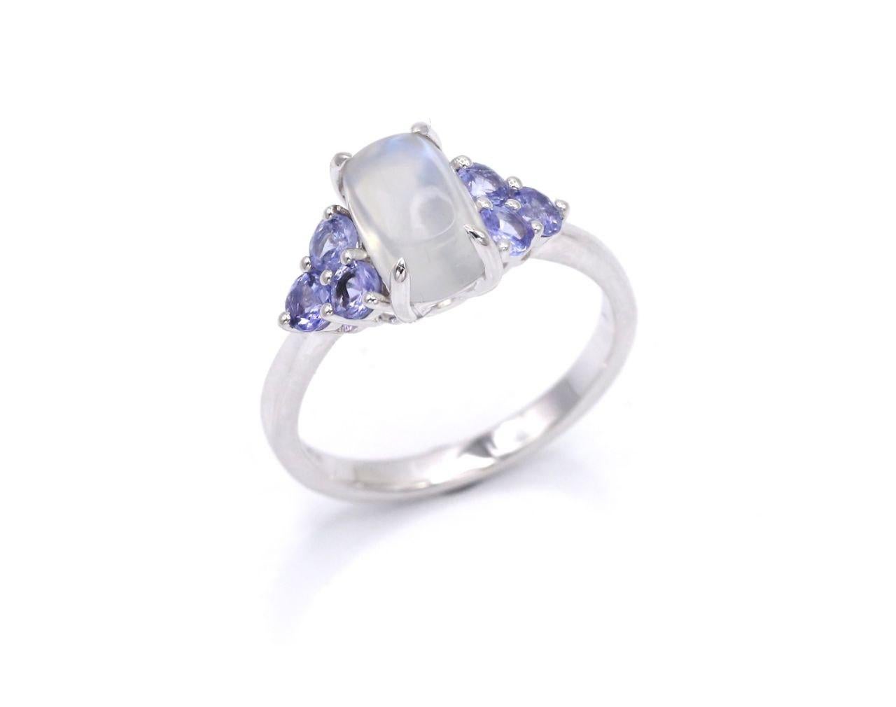 2.83 Carat Cabochon Moonstone Tanzanite 18 Karat White Gold Cocktail Ring In New Condition For Sale In Montreux, VD
