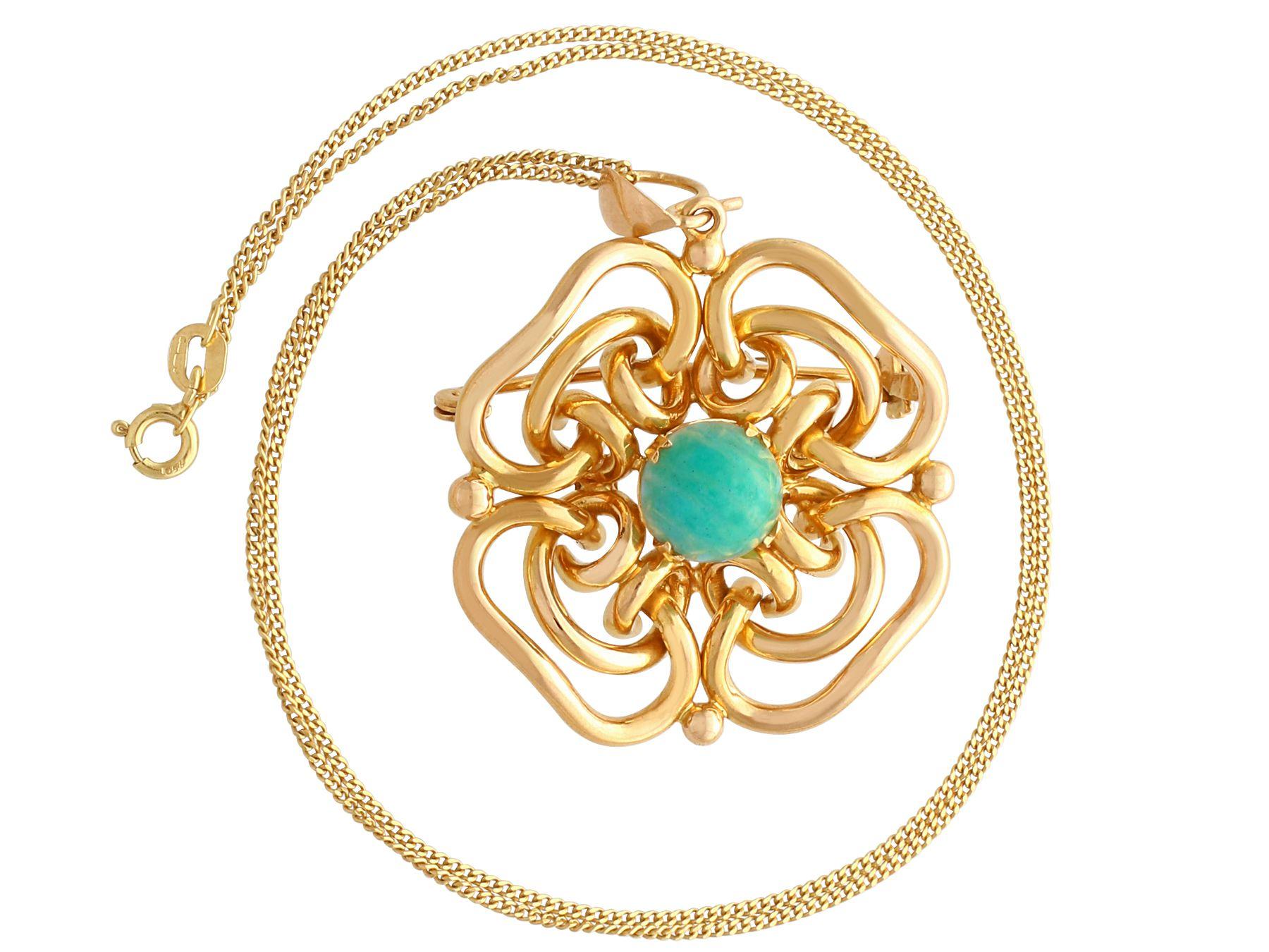 Un superbe pendentif vintage de 2,83 carats en calcédoine et or jaune 18 carats. Il fait partie de notre collection de bijoux vintage et de bijoux de succession.

Ce superbe pendentif/broche vintage en forme de cabochon a été réalisé en or jaune 18