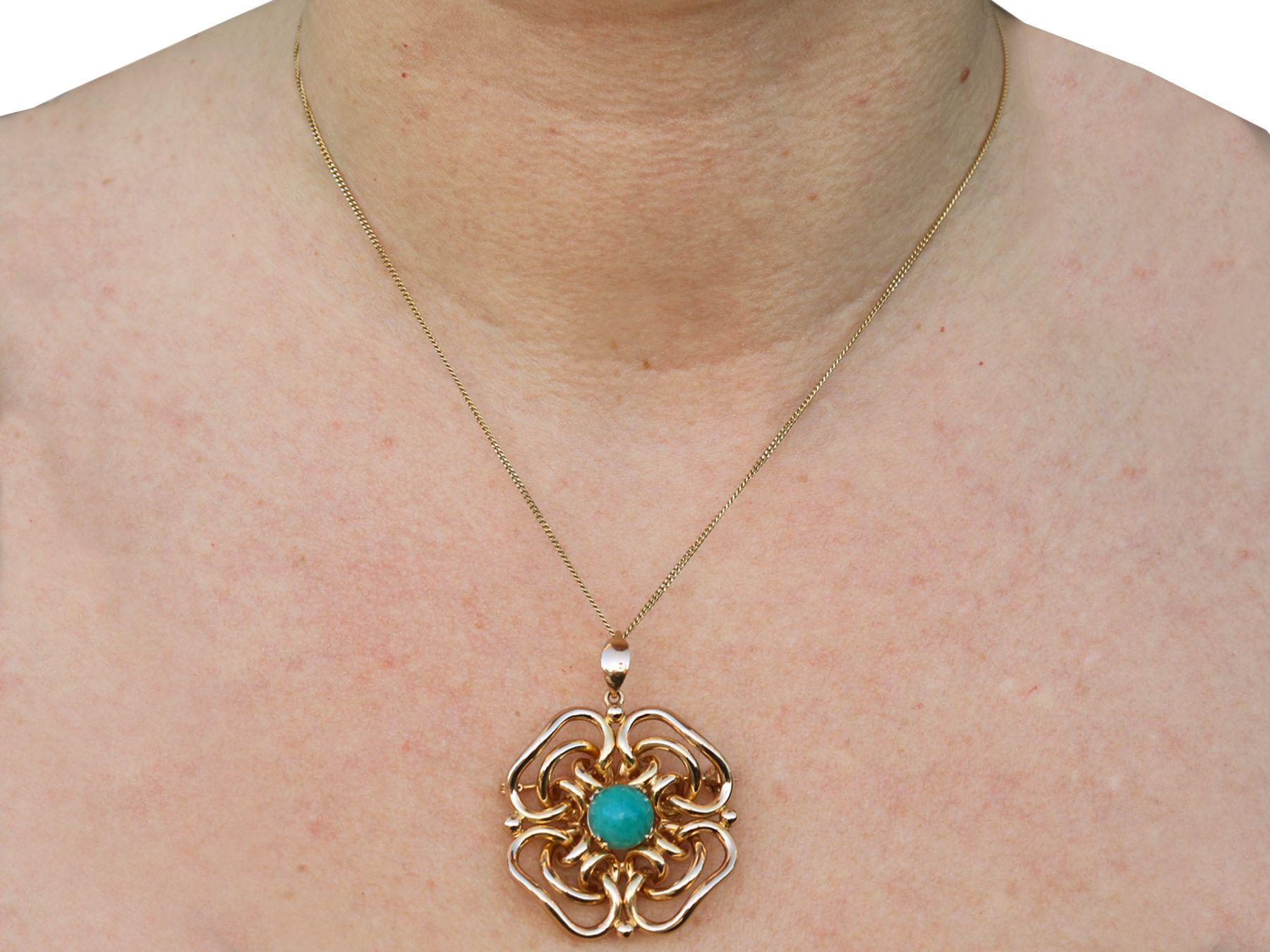Pendentif en or jaune et calcédoine de 2,83 carats taillée en cabochon en vente 4