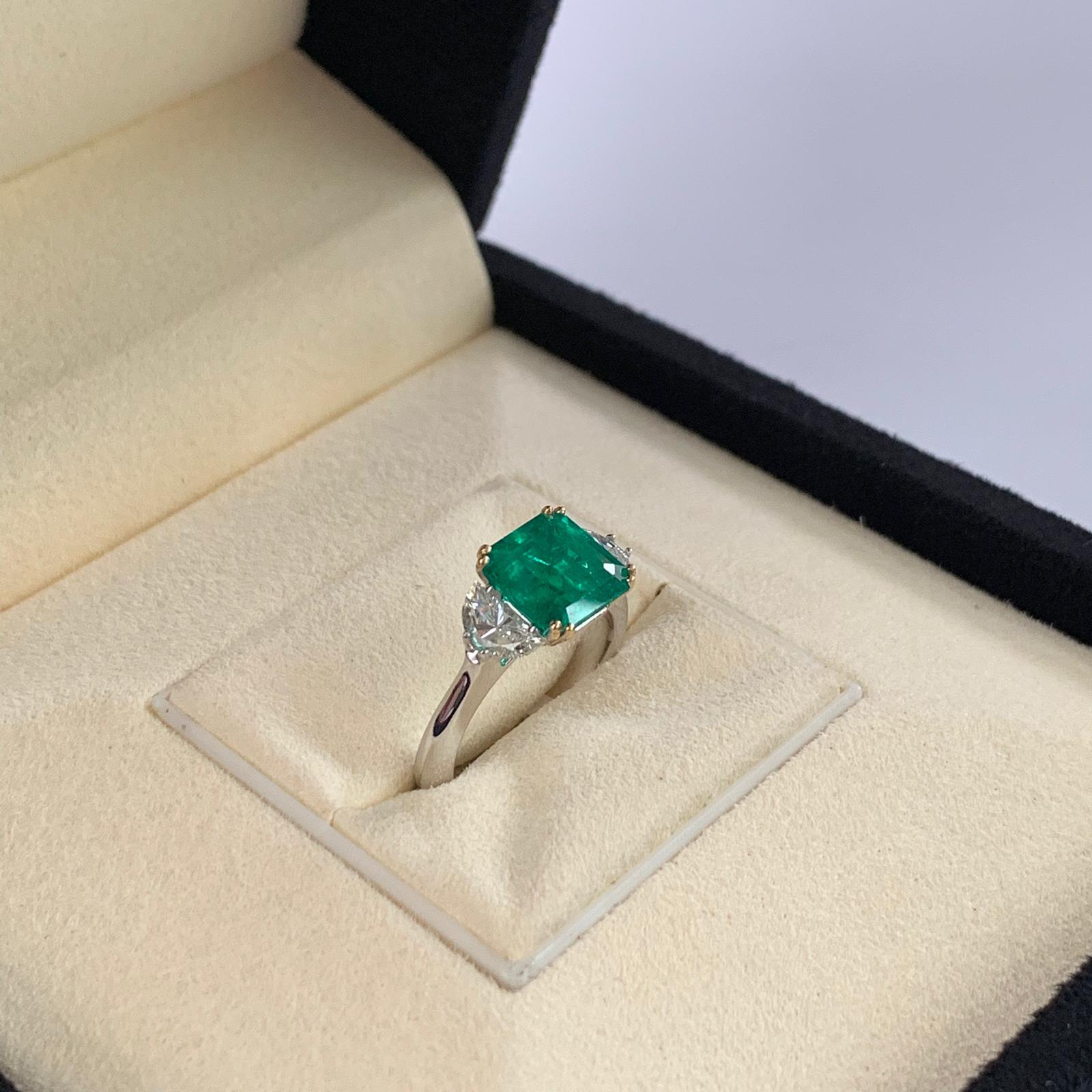 2.83 Carat Colombian Emerald and Diamond Ring In New Condition In Great Neck, NY