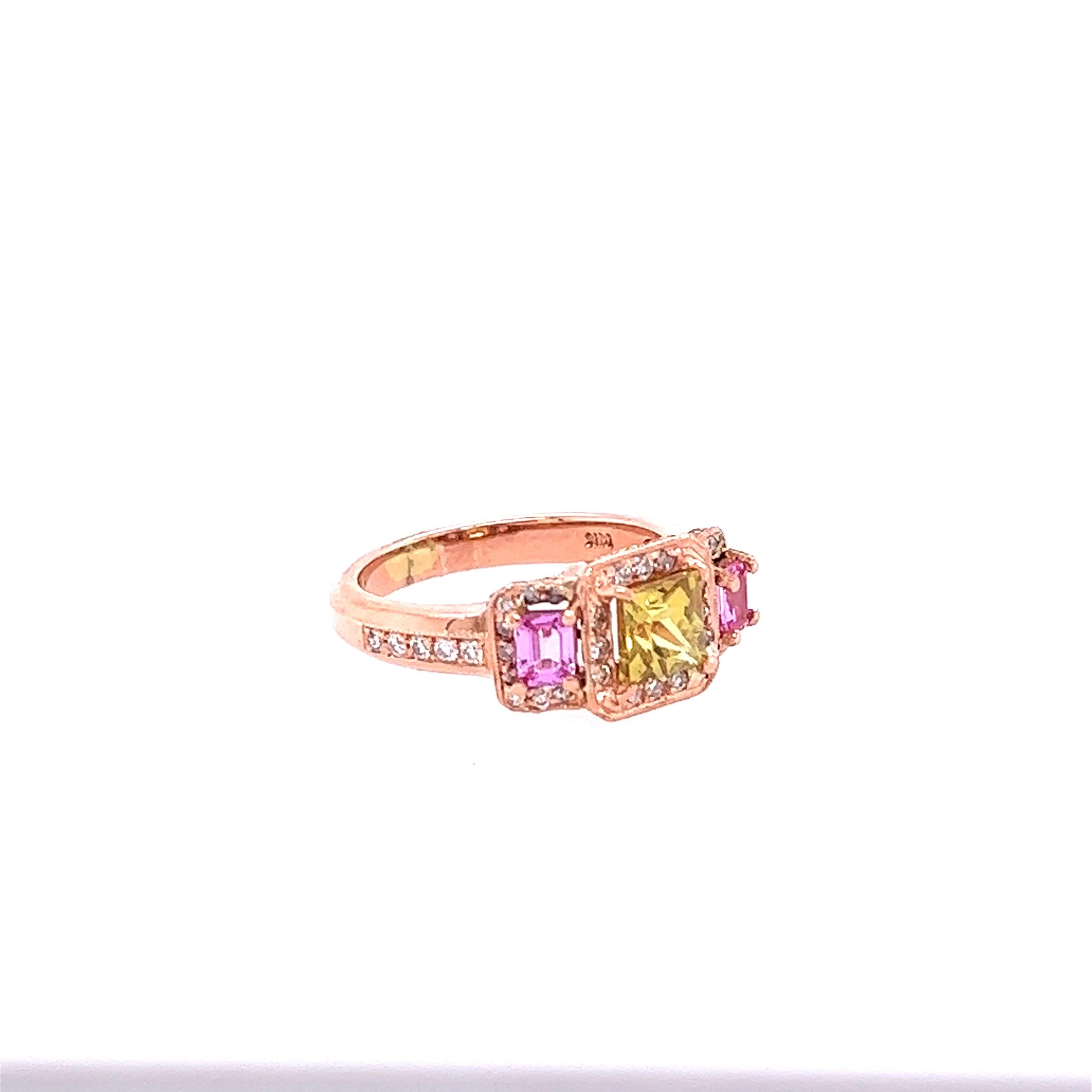 Dieser Ring hat einen Square Cut Natural, No Heat GIA Certified Natural Yellow Sapphire, die 1,23 Karat wiegt. Die GIA-Zertifikatsnummer lautet: 6224314132 und kann auf der GIA-Website eingesehen werden. 
Es hat auch 2 Square Cut Natural Pink