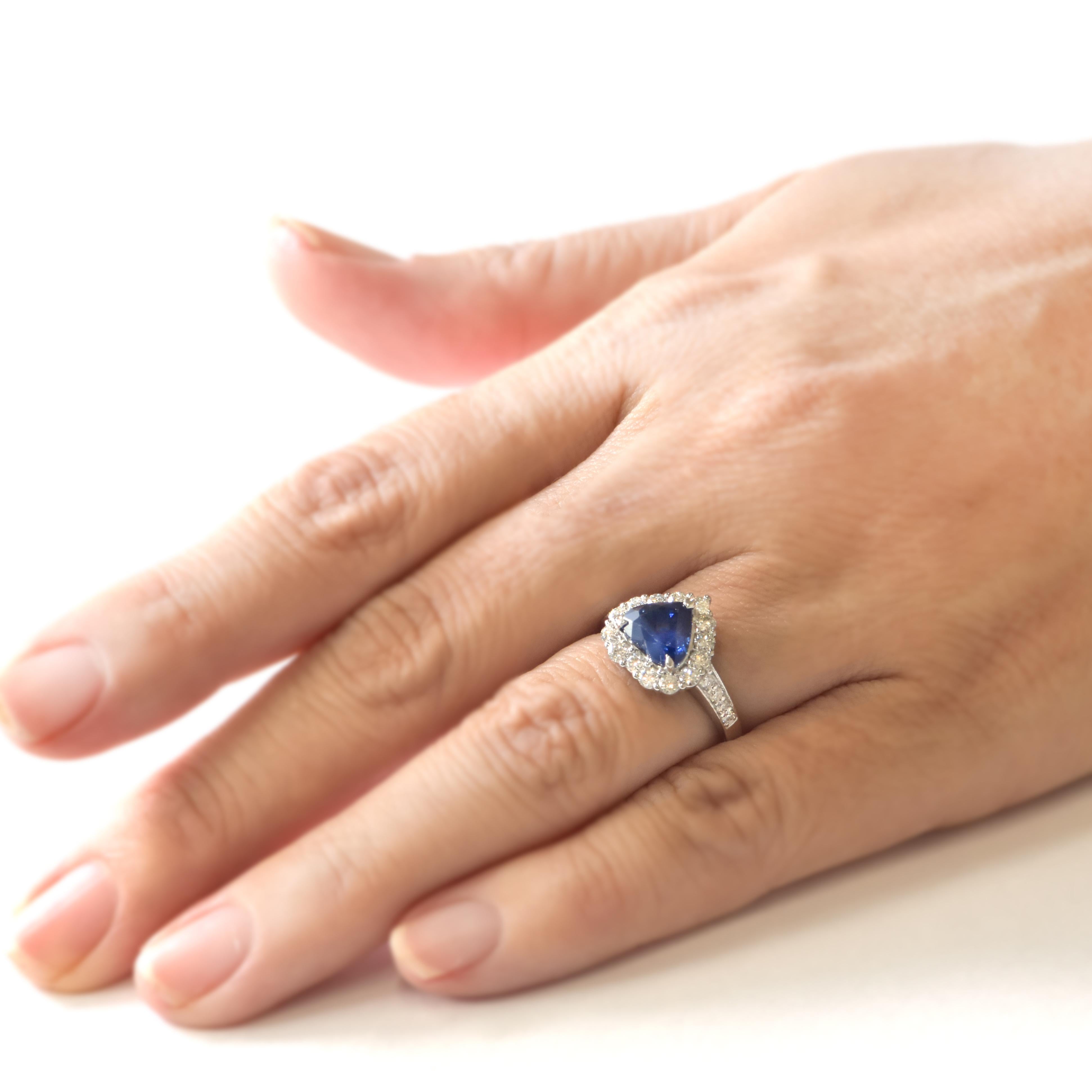 2.83 Carat Natural Sapphire and Diamond Ring Made in Platinum For Sale 1