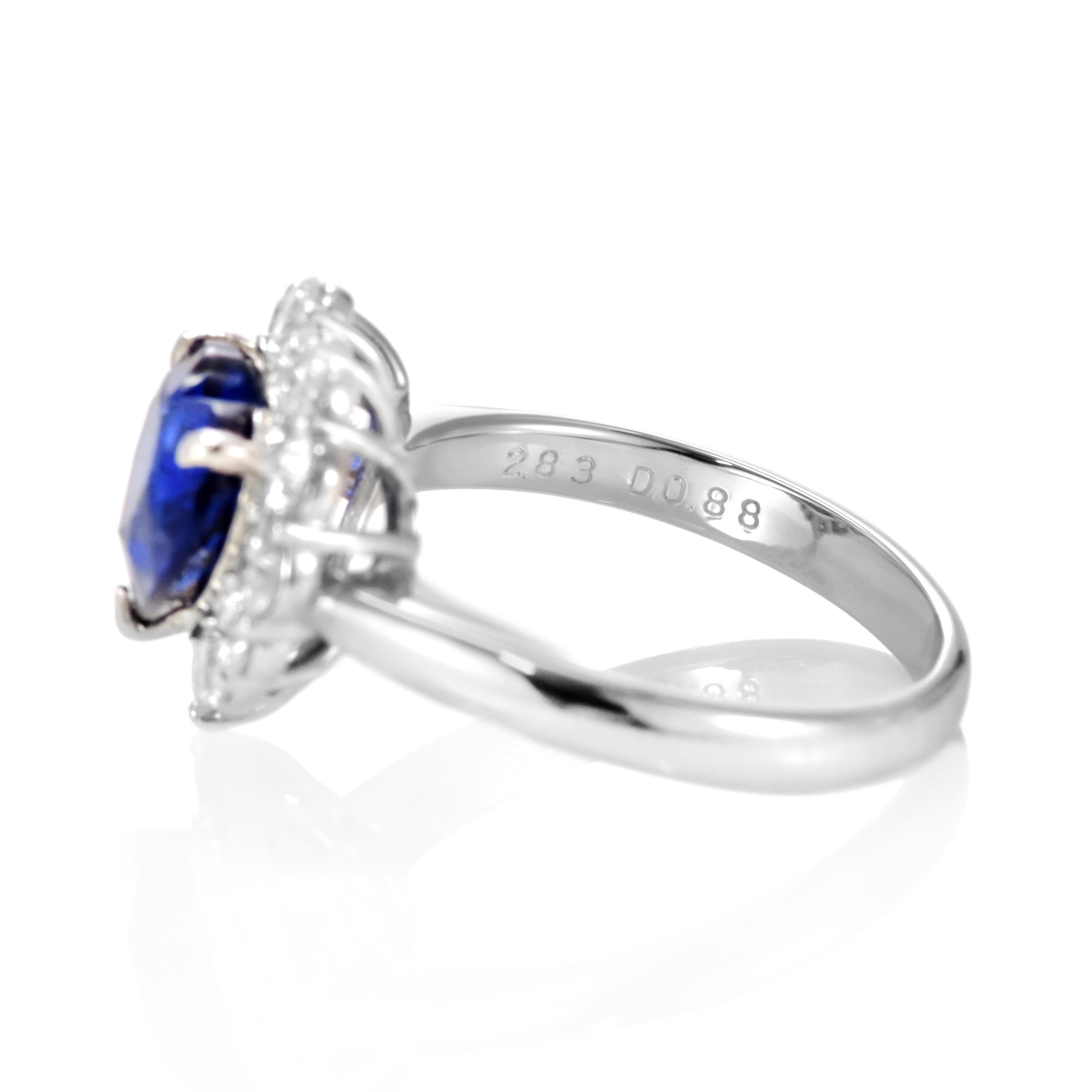 2.83 Carat Natural Sapphire and Diamond Ring Made in Platinum For Sale 3