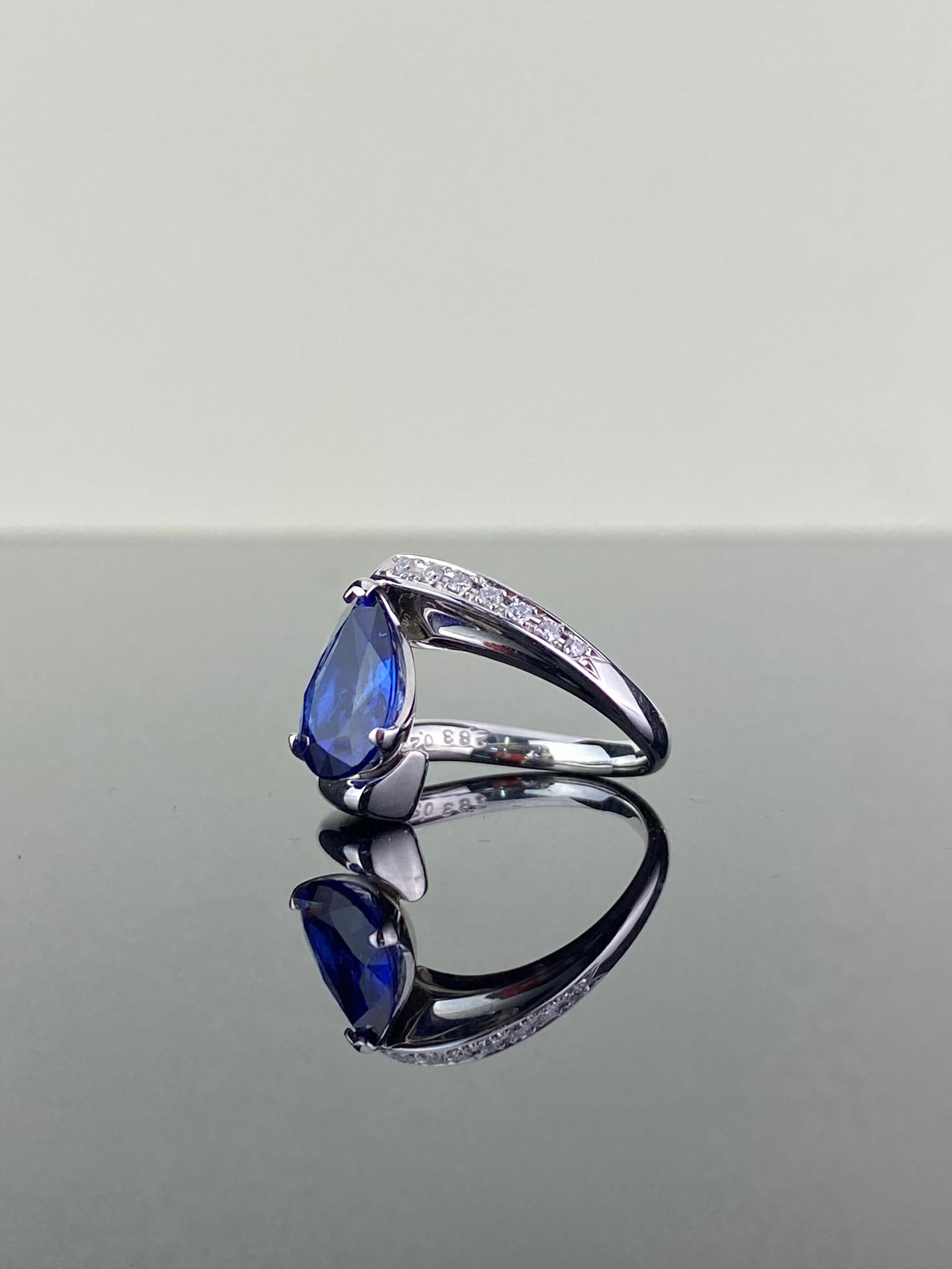 Un anillo clásico de zafiro azul y diamantes de 2,83 quilates, con 0,2 quilates  Diamantes blancos engastados en oro blanco de 18 quilates. El zafiro tiene un gran color y brillo, sin inclusiones. El tamaño actual es US 6, pero puede cambiarse.