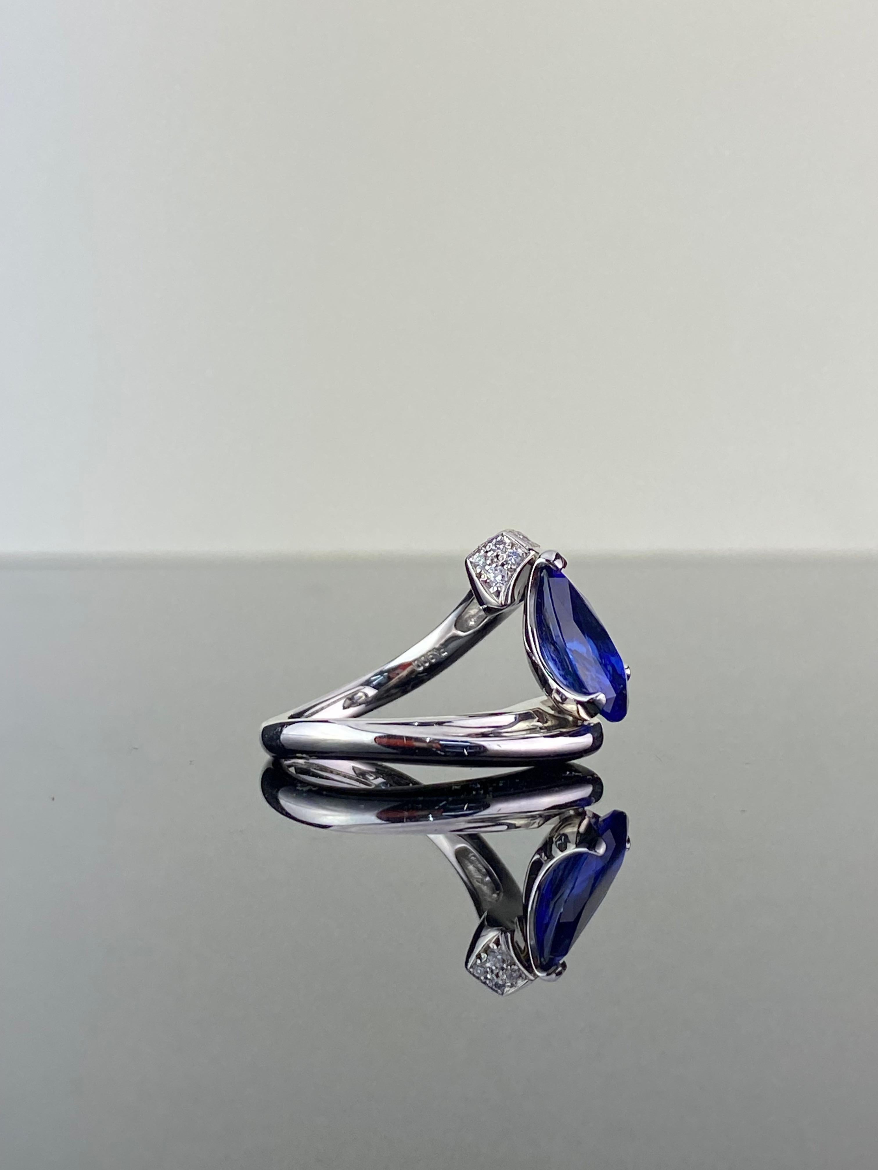 Anillo de compromiso de zafiro y diamante en forma de pera de 2,83 quilates Moderno en venta