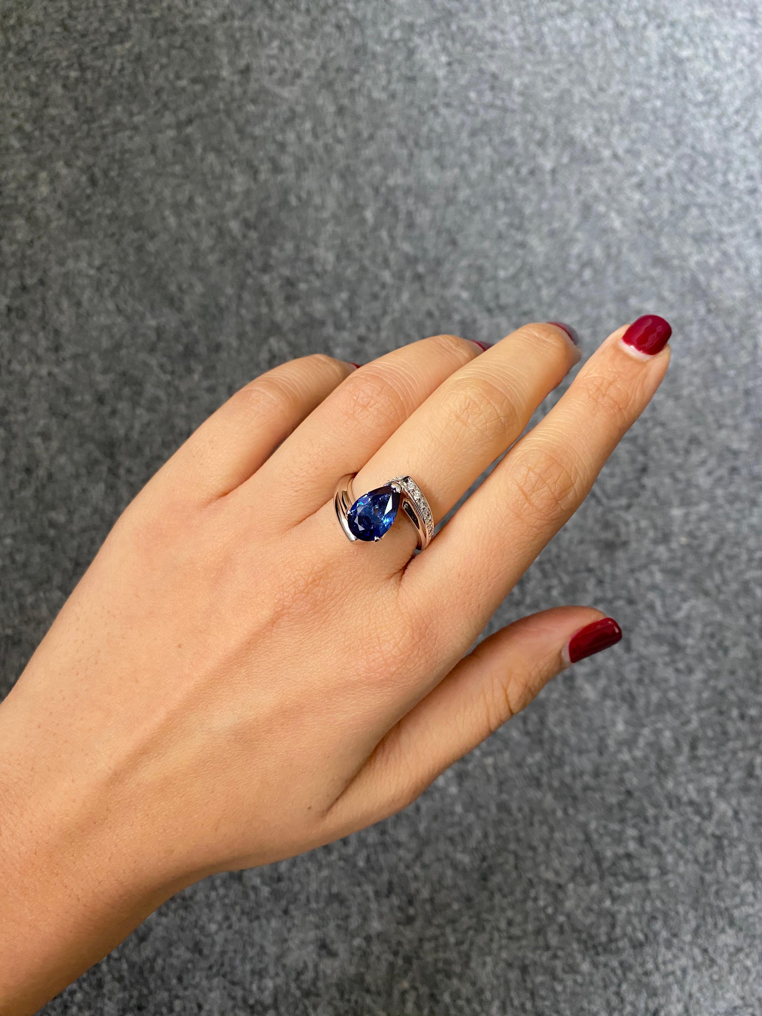 Anillo de compromiso de zafiro y diamante en forma de pera de 2,83 quilates Corte pera en venta