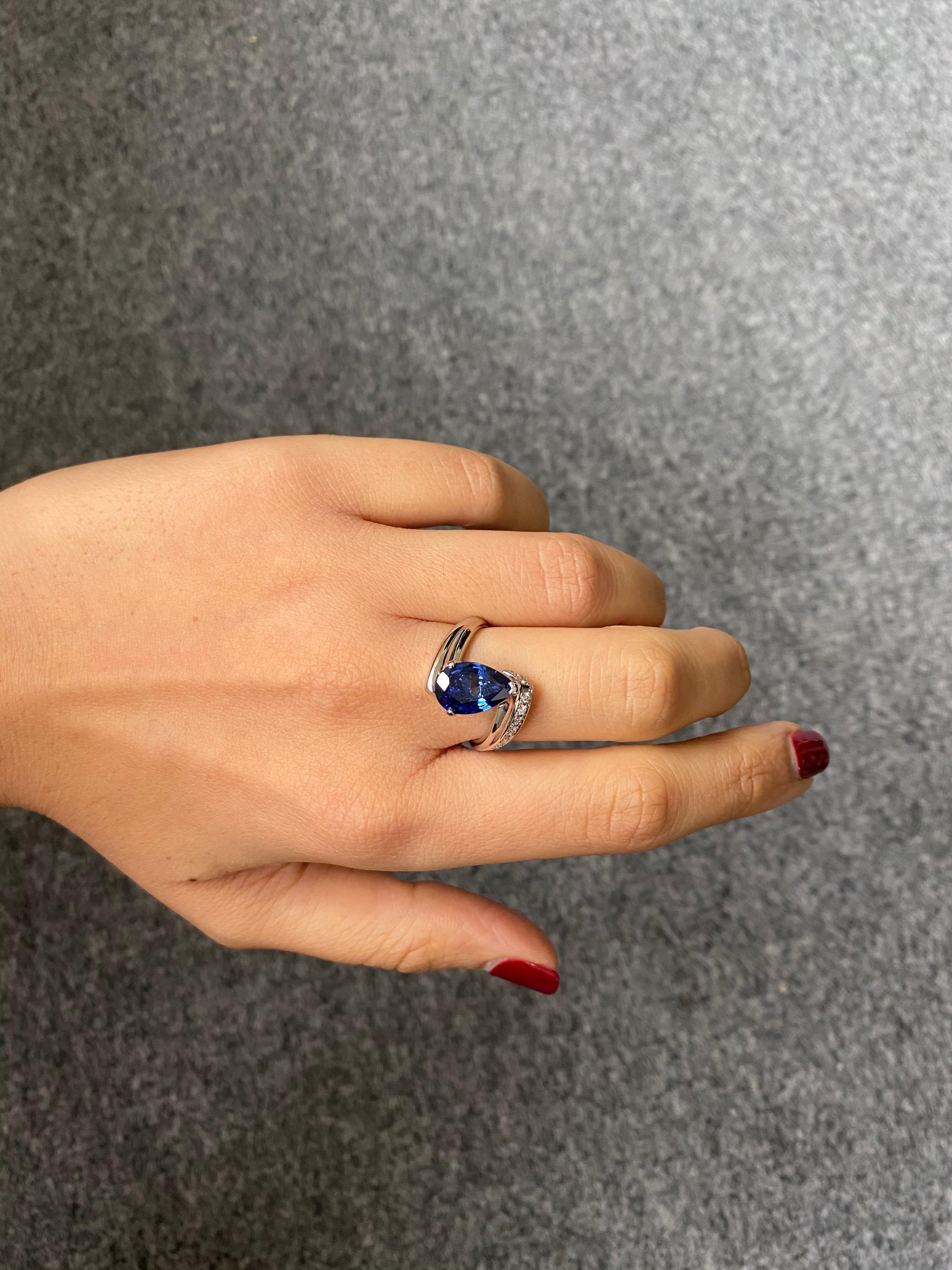 Anillo de compromiso de zafiro y diamante en forma de pera de 2,83 quilates en Nuevo estado para la venta en Bangkok, Thailand