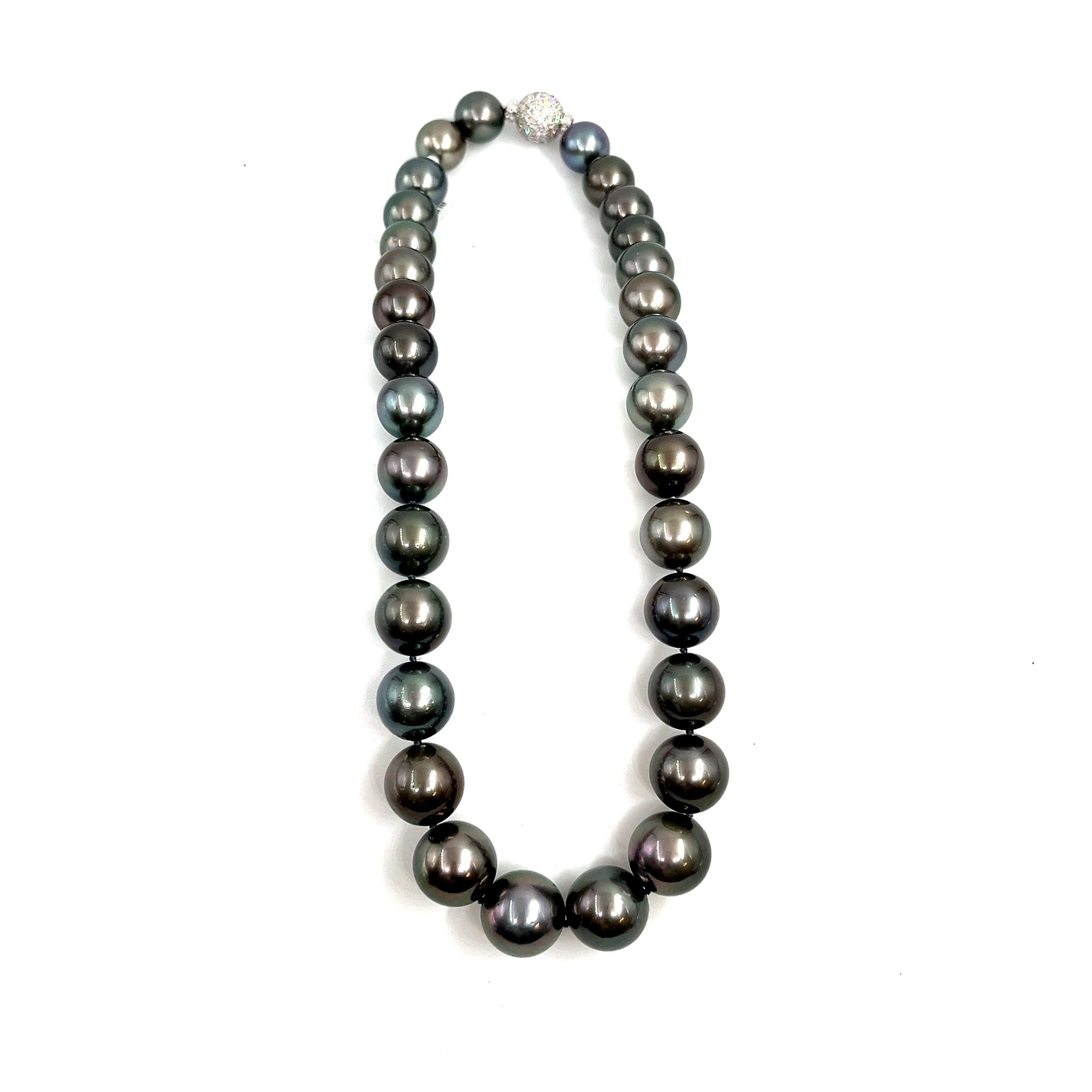 Ce magnifique et élégant collier de perles noires naturelles de Tahiti est orné de 99 diamants pesant 2,83 ct sertis dans de l'or blanc 18k. Les perles ont une épaisseur comprise entre 12 mm et 15,80 mm. Une pièce étonnante à ajouter à toute