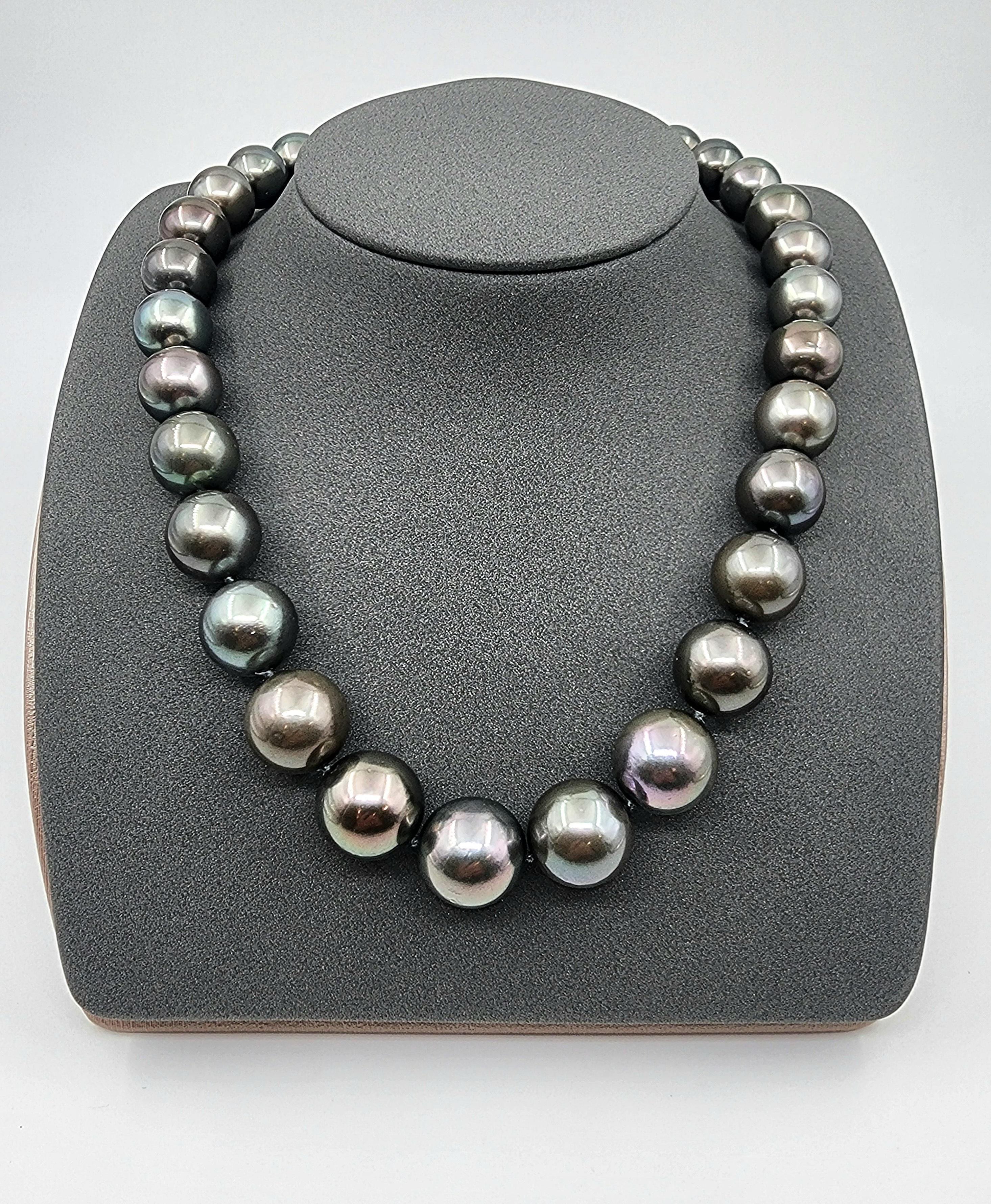 Questa bellissima ed elegante collana di perle nere di Tahiti è caratterizzata da 99 diamanti del peso di 2,83 carati incastonati in oro bianco 18 carati. Le perle hanno uno spessore compreso tra 12 e 15,80 mm. Un pezzo straordinario da aggiungere a