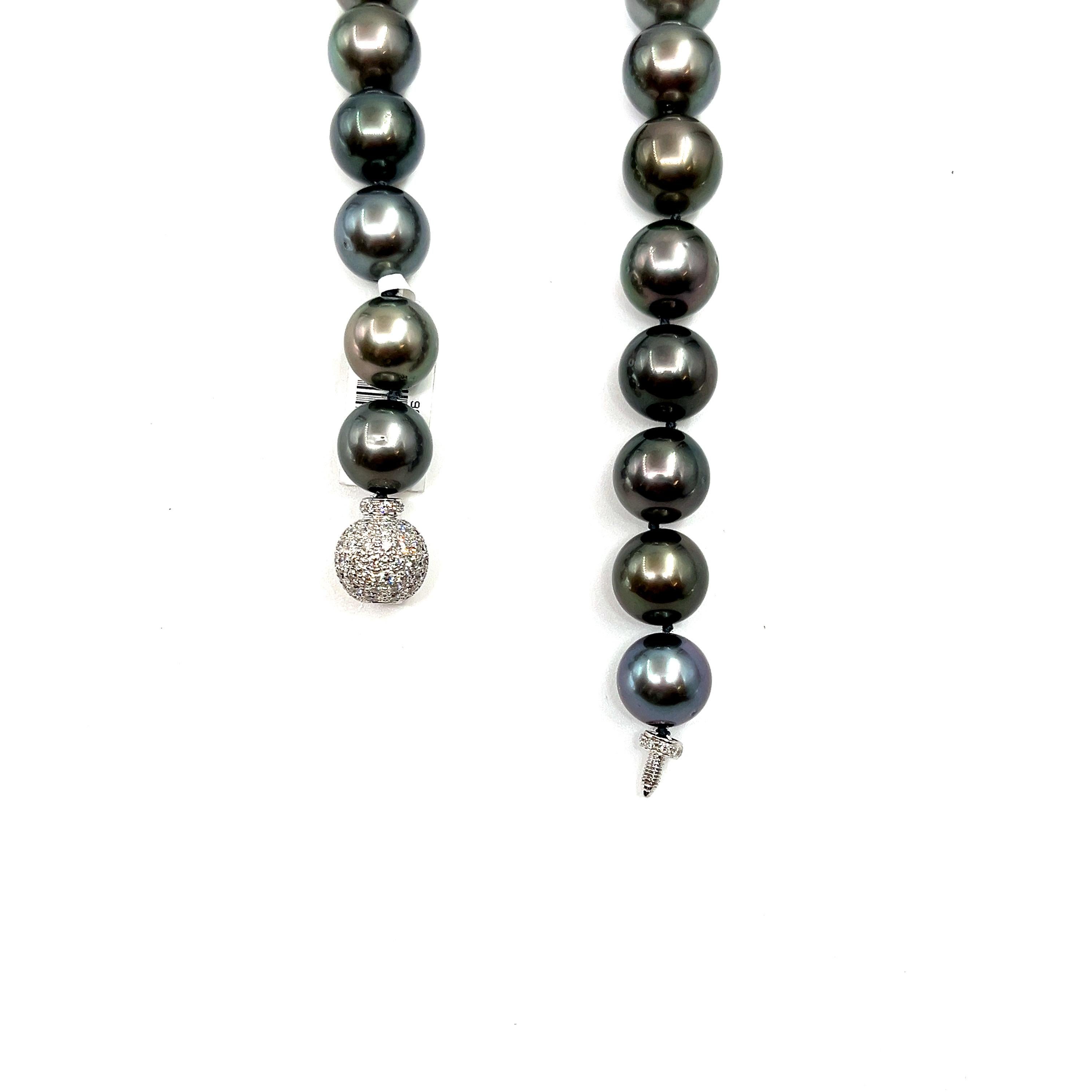 Taille ronde Collier à fermoir en diamants et perles noires naturelles de Tahiti de 2,83 carats en vente