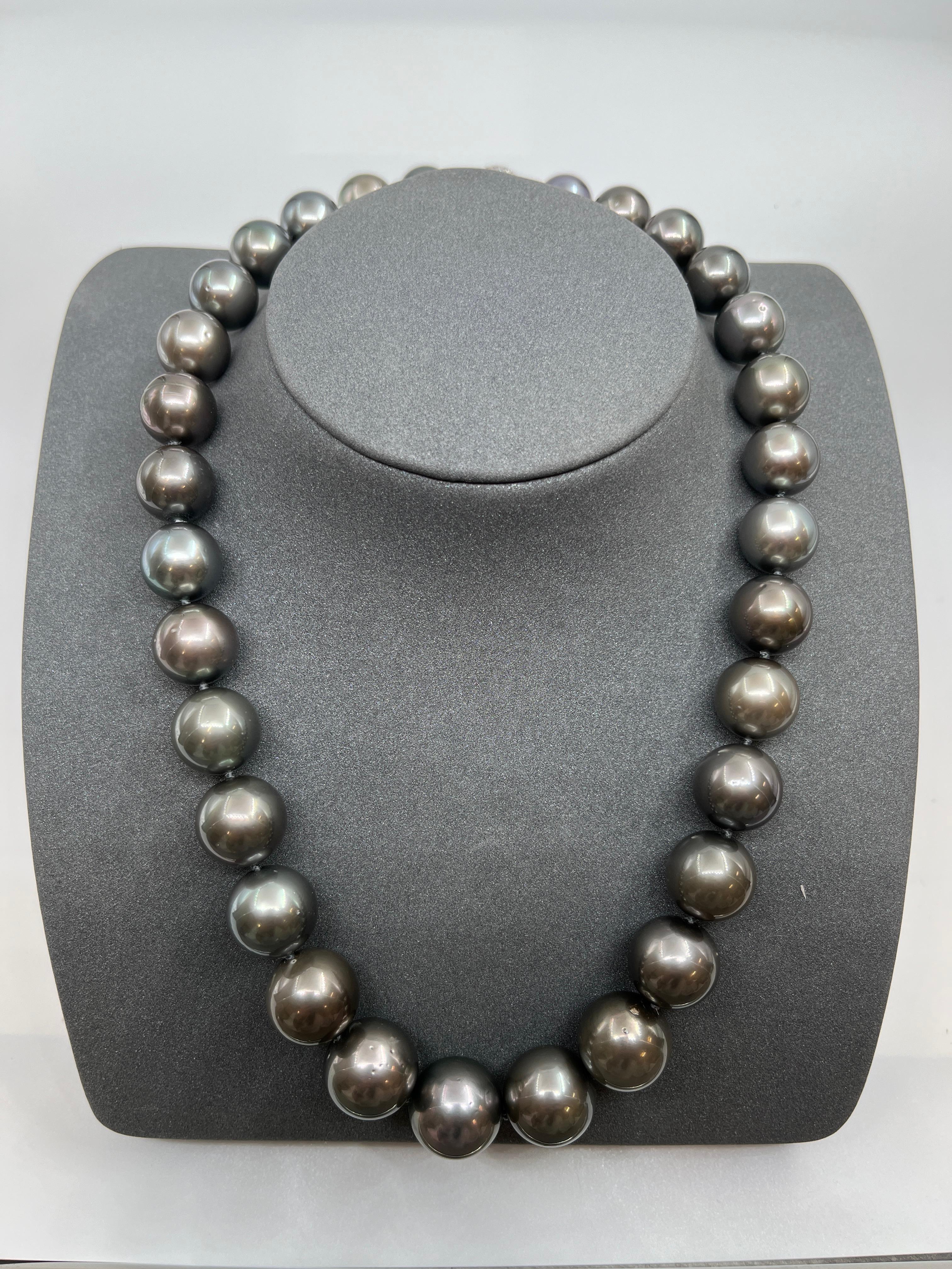 2.83 ct Diamond Clasp & Natural Tahitian Black Pearl Necklace In New Condition For Sale In Chicago, IL