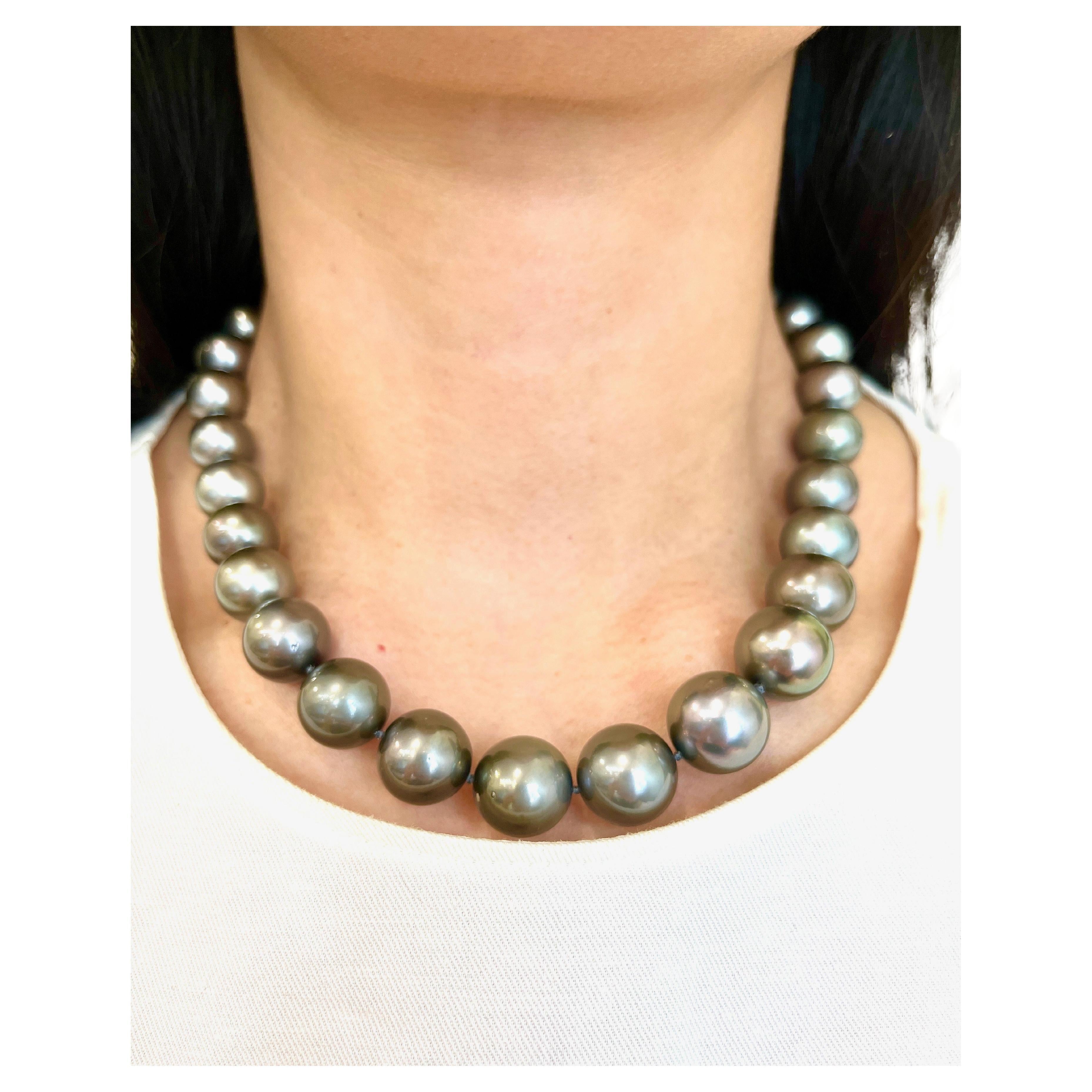 2.83 ct Diamond Clasp & Natural Tahitian Black Pearl Necklace For Sale