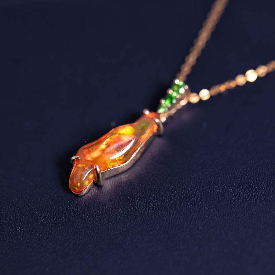 2.83 ct Mexican Fire Opal, Tsavorite Necklace 18K Yellow Gold In New Condition In Suwanee, GA