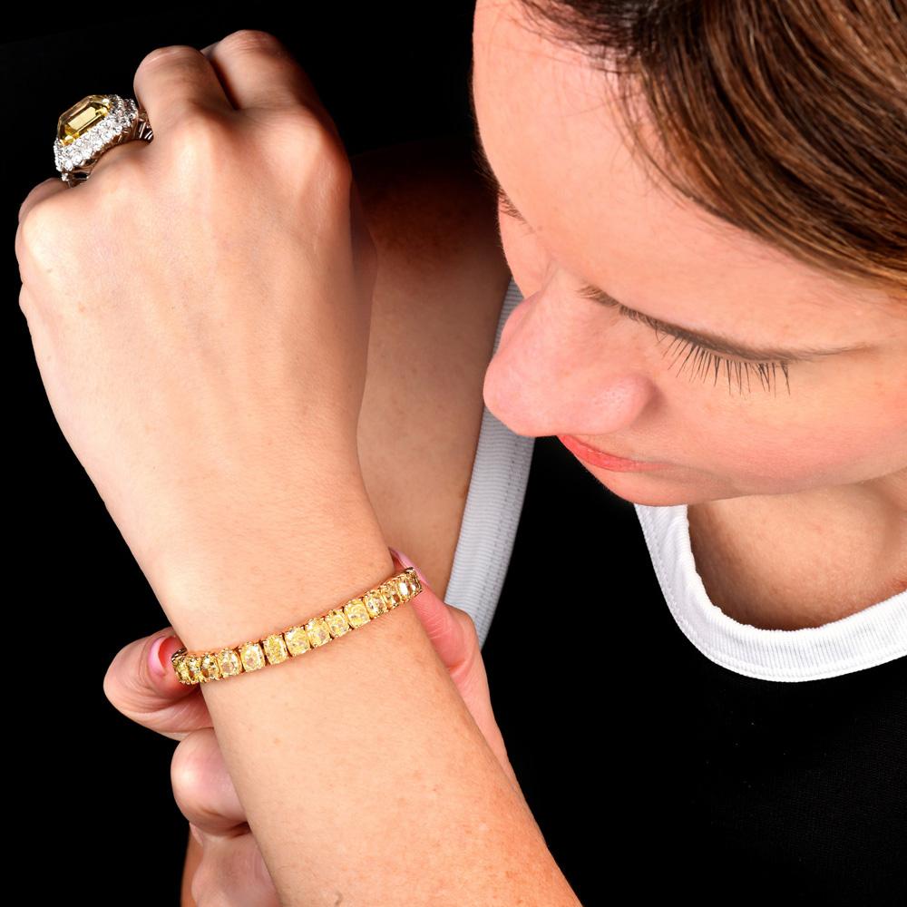 28,32cts Pulsera de tenis de diamantes amarillos talla cojín natural en Excelente estado para la venta en Miami, FL