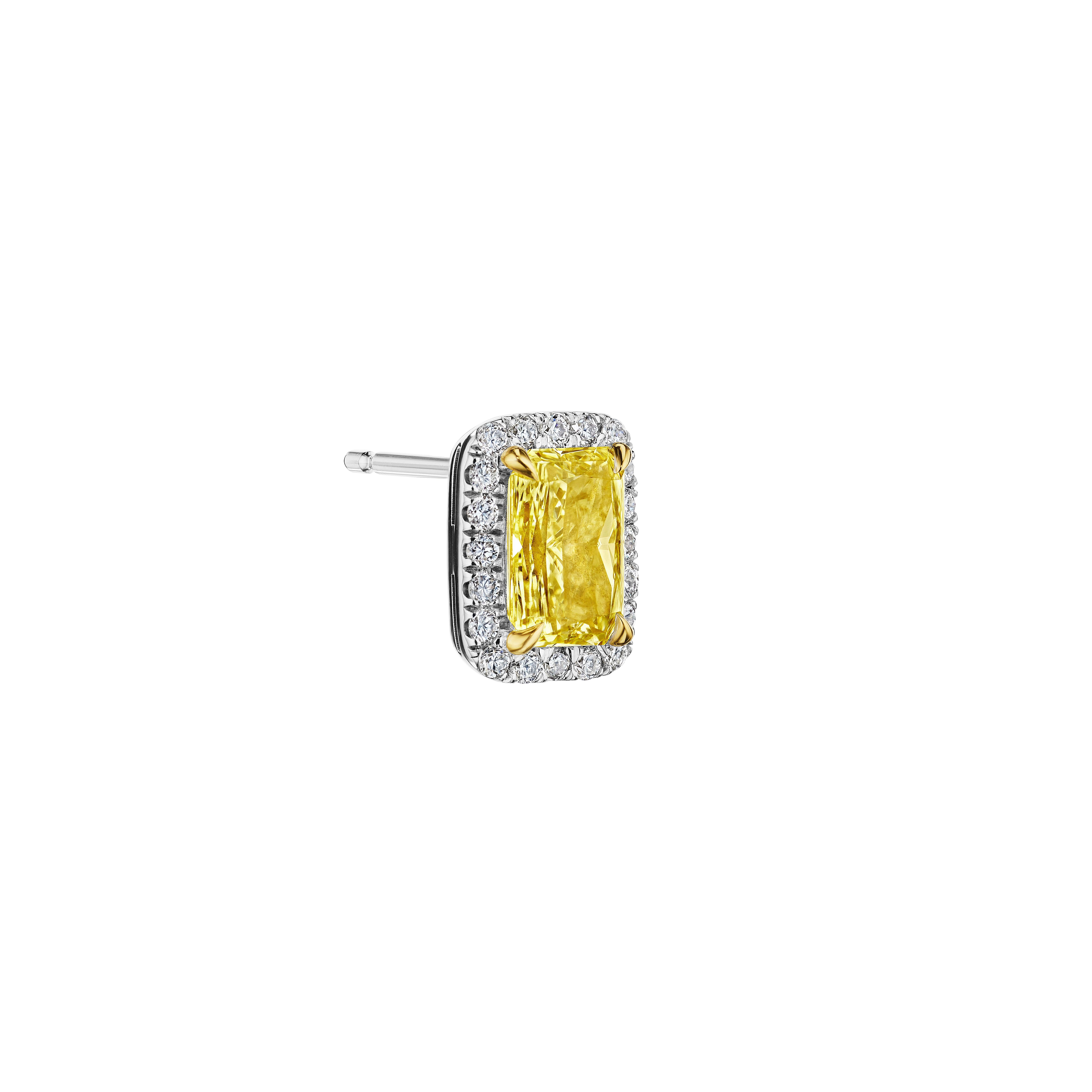2,83 Karat GIA-zertifizierte gelbe strahlender Fancy-Diamant-Halo-Ohrringe aus 18KT Gold (Moderne) im Angebot