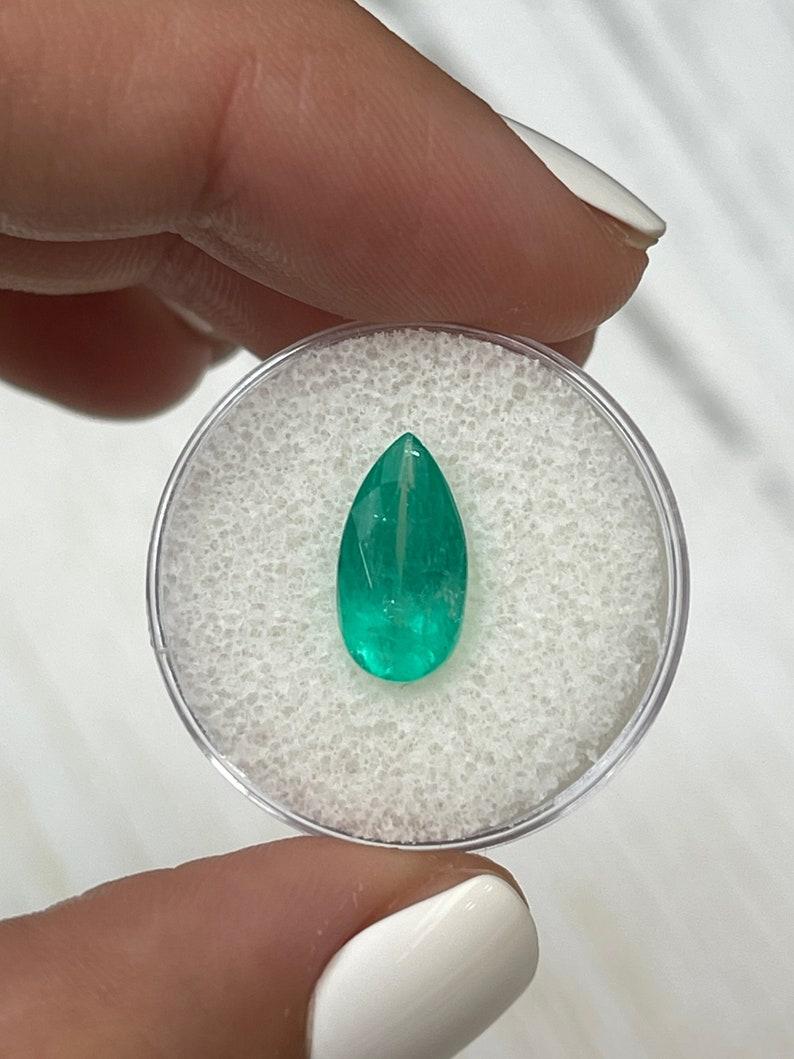A. Stone: Smeraldo
Peso: 2,84 carati
Forma: Taglio a pera
Chiarezza: Trasparente
Lucentezza: Molto buono
Colore: Verde bluastro medio-chiaro
Misure: 13,08 mm x 6,86 mm x 6,08 mm
Origine geografica: Colombia
Trattamento: Naturale, oliatura

Commenti: