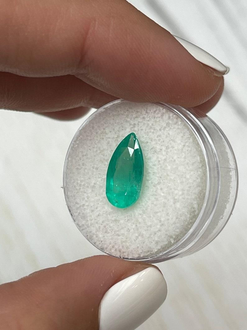 Moderno Smeraldo colombiano verde bluastro da 2,84 carati - Pietra di maggio a goccia con taglio a pera in vendita