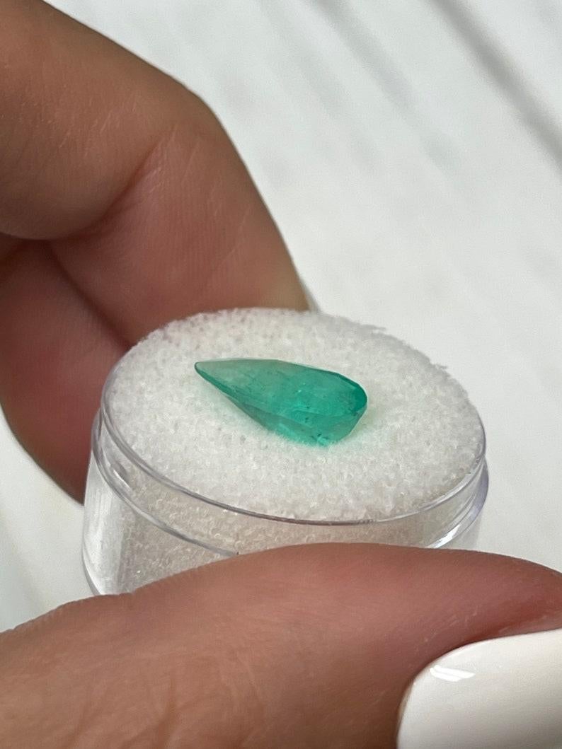 Smeraldo colombiano verde bluastro da 2,84 carati - Pietra di maggio a goccia con taglio a pera In condizioni Nuovo in vendita a Jupiter, FL