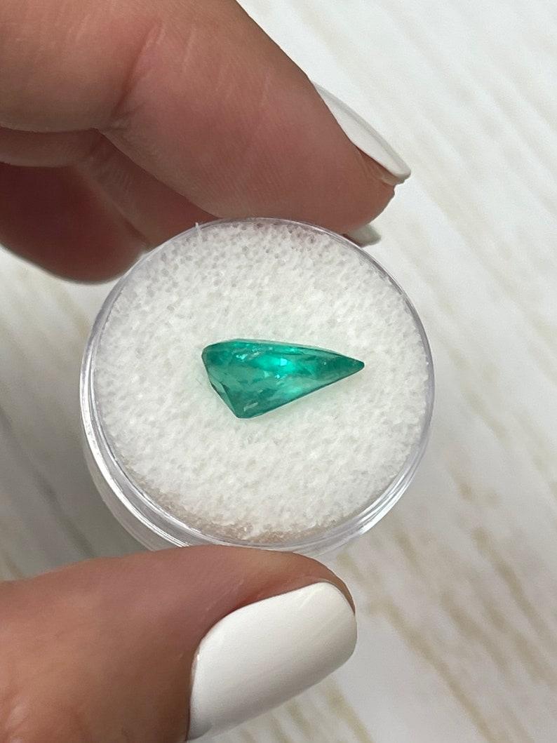 Donna Smeraldo colombiano verde bluastro da 2,84 carati - Pietra di maggio a goccia con taglio a pera in vendita