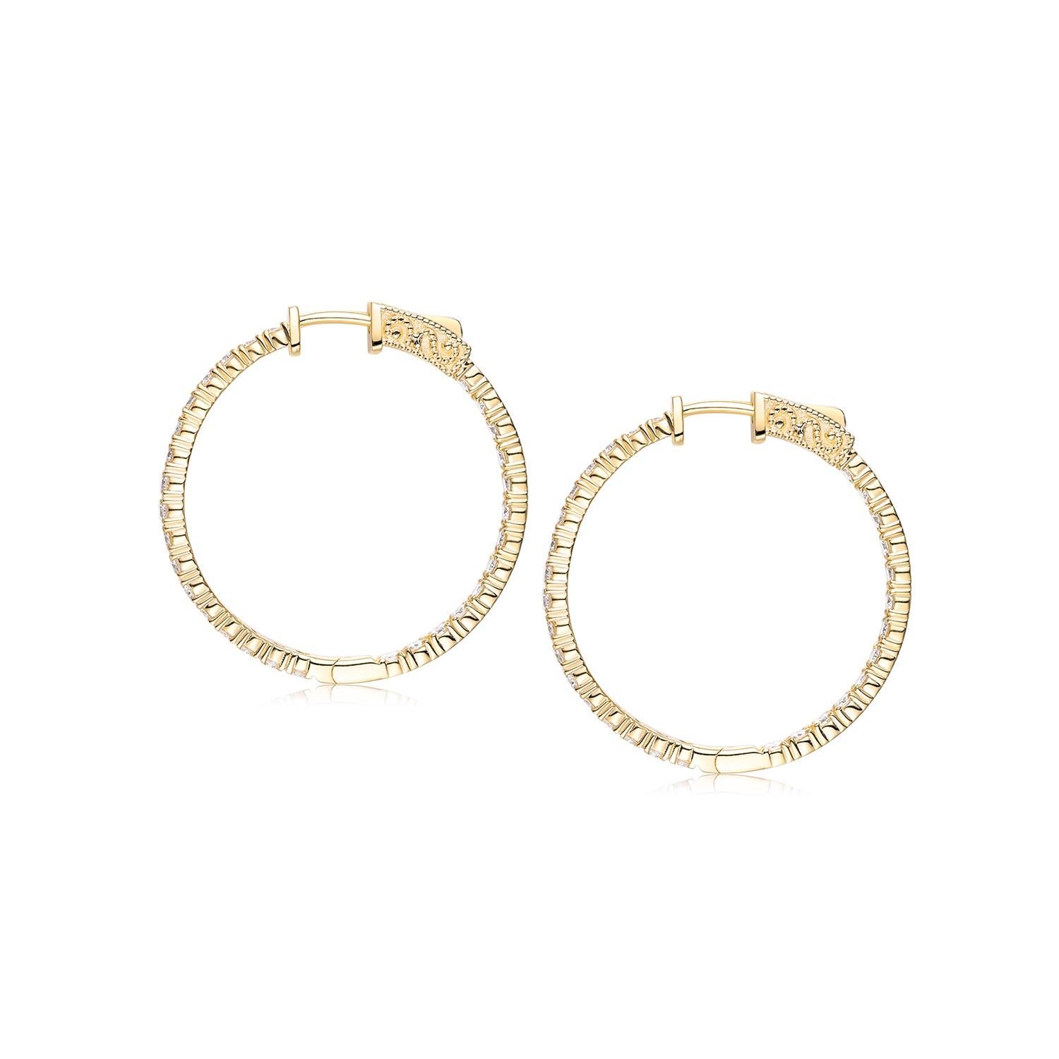 Réalisées avec une attention méticuleuse aux détails, ces boucles d'oreilles en or blanc 18 carats avec diamants sont l'incarnation du luxe et de la sophistication. Chaque boucle d'oreille est ornée d'un superbe diamant taille brillant de 2,84