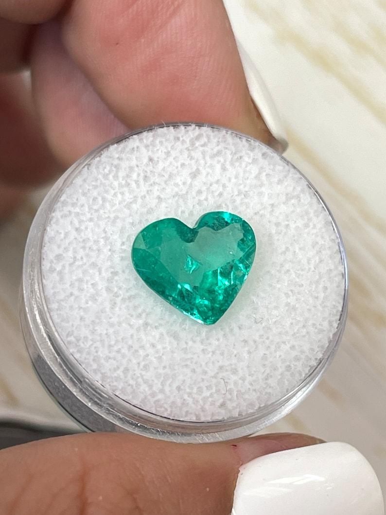 2.84 Karat kolumbianischer Smaragd im Herzschliff  Hellgrüner 10x11 loser Edelstein (Moderne) im Angebot
