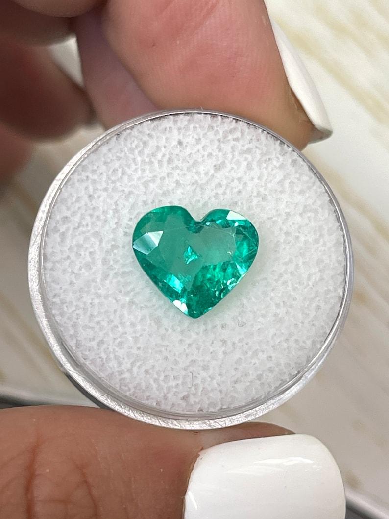 2.84 Karat kolumbianischer Smaragd im Herzschliff  Hellgrüner 10x11 loser Edelstein (Smaragdschliff) im Angebot