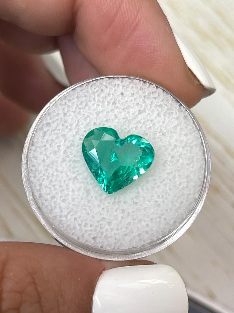 2.84 Karat kolumbianischer Smaragd im Herzschliff  Hellgrüner 10x11 loser Edelstein im Zustand „Neu“ im Angebot in Jupiter, FL