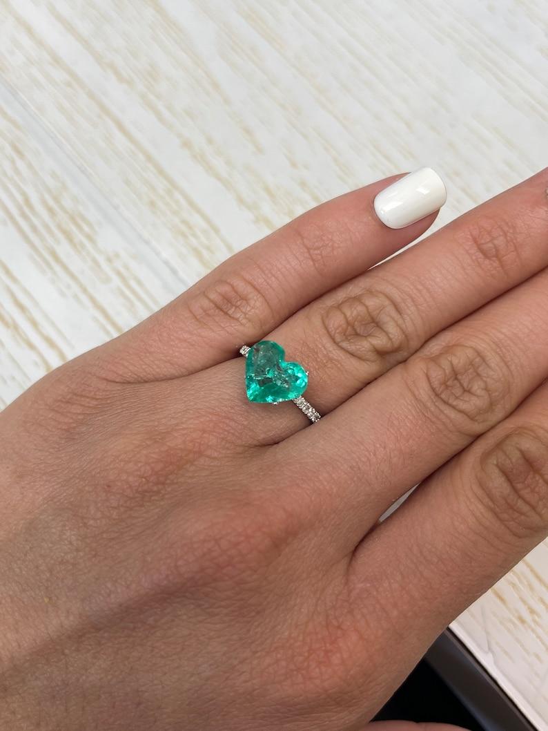 2.84 Karat kolumbianischer Smaragd im Herzschliff  Hellgrüner 10x11 loser Edelstein im Angebot 2
