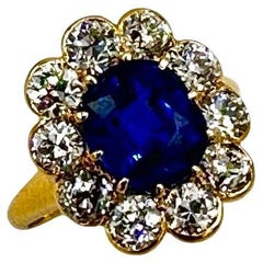 2,84 Karat Natürlicher Kissen-Saphir und Diamant Gold Cocktail Ring