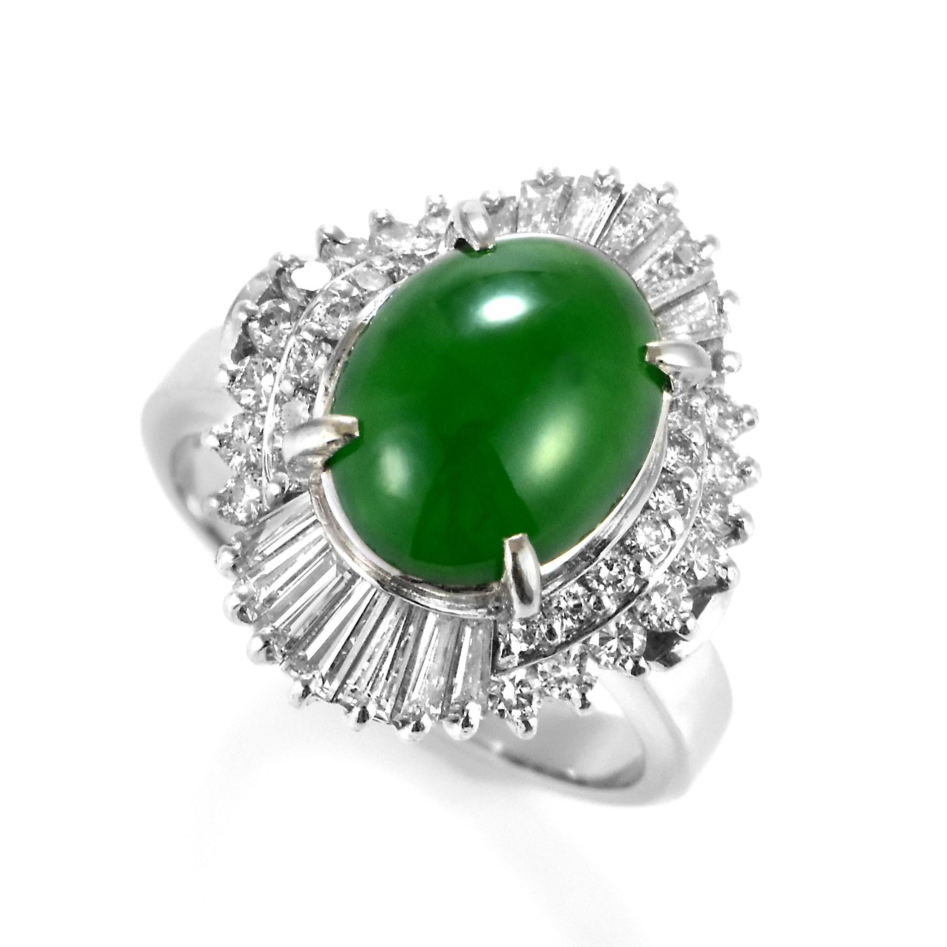 Un precioso Anillo con una Jadeíta Natural No Teñida de 2,84 Quilates y 0,97 Quilates de Acentos de Diamante engastados en Platino. La jadeíta ha sido apreciada durante milenios. Su naturaleza es pura y duradera, pero sensual y lujosa. El aspecto y
