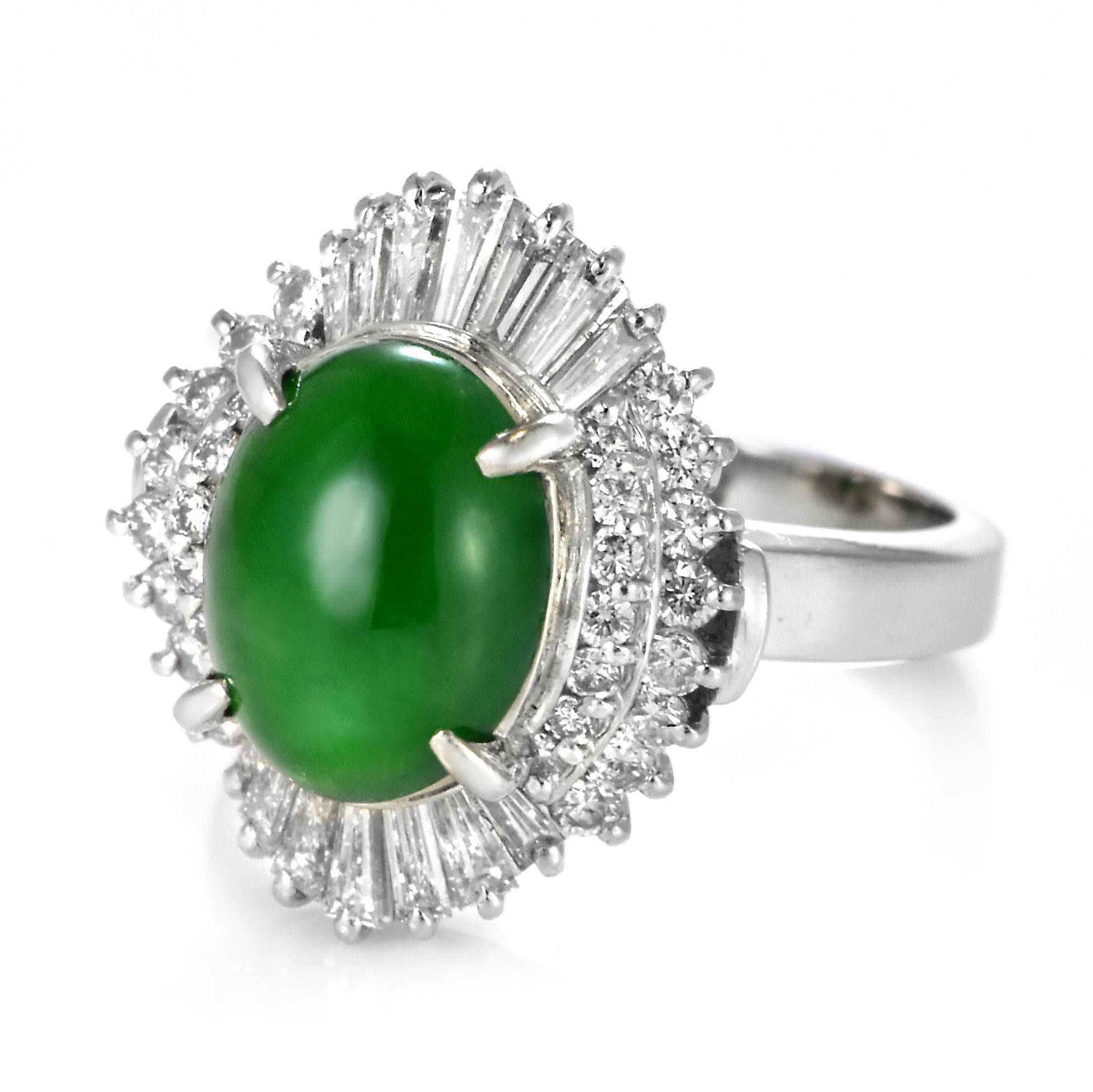 Anillo de Jade Natural Tipo A y Diamantes en Platino de 2.84 Quilates Moderno en venta