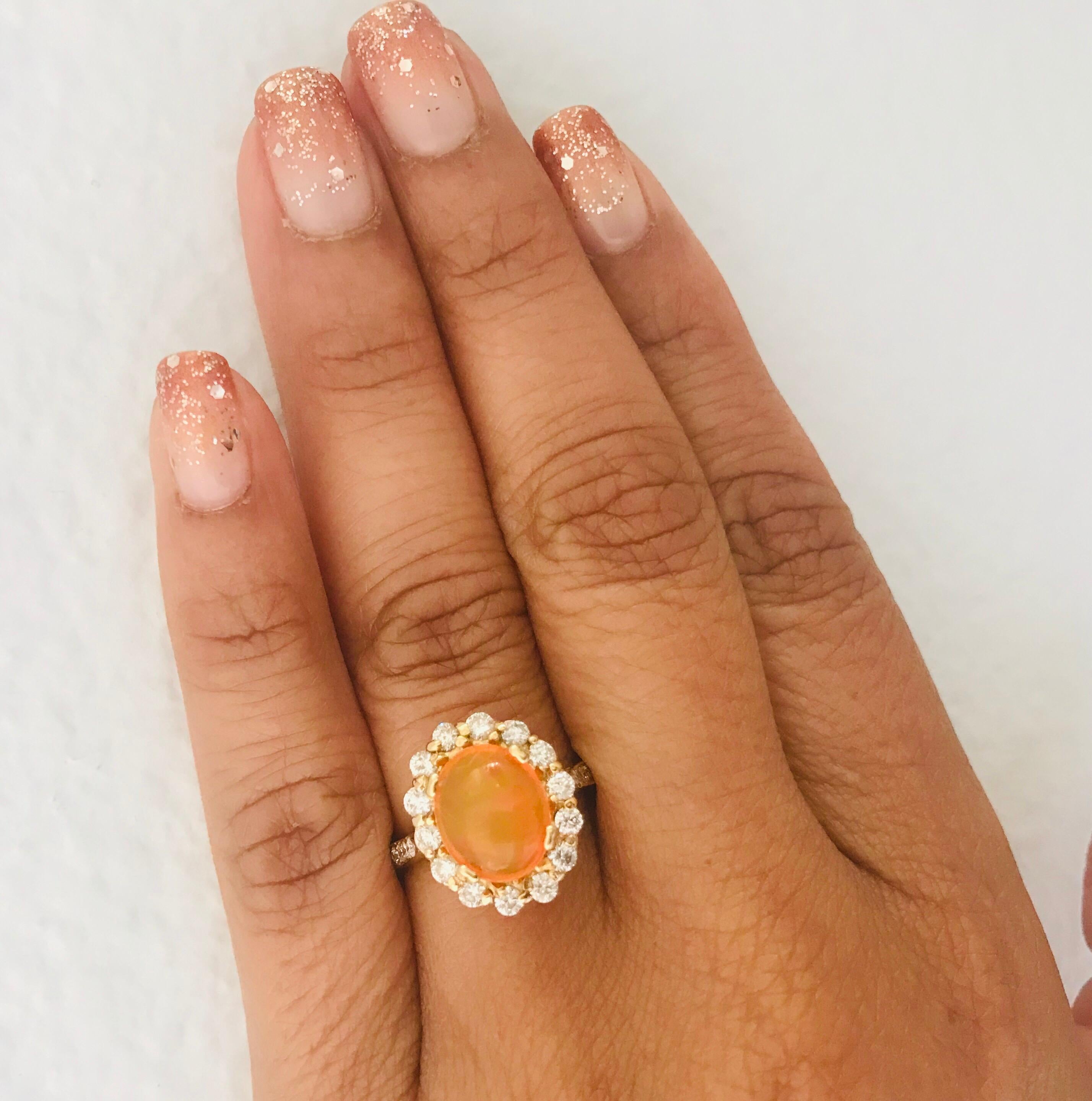 2,84 Karat Ovalschliff Äthiopischer Opal Diamant Gelbgold Ring im Angebot 3