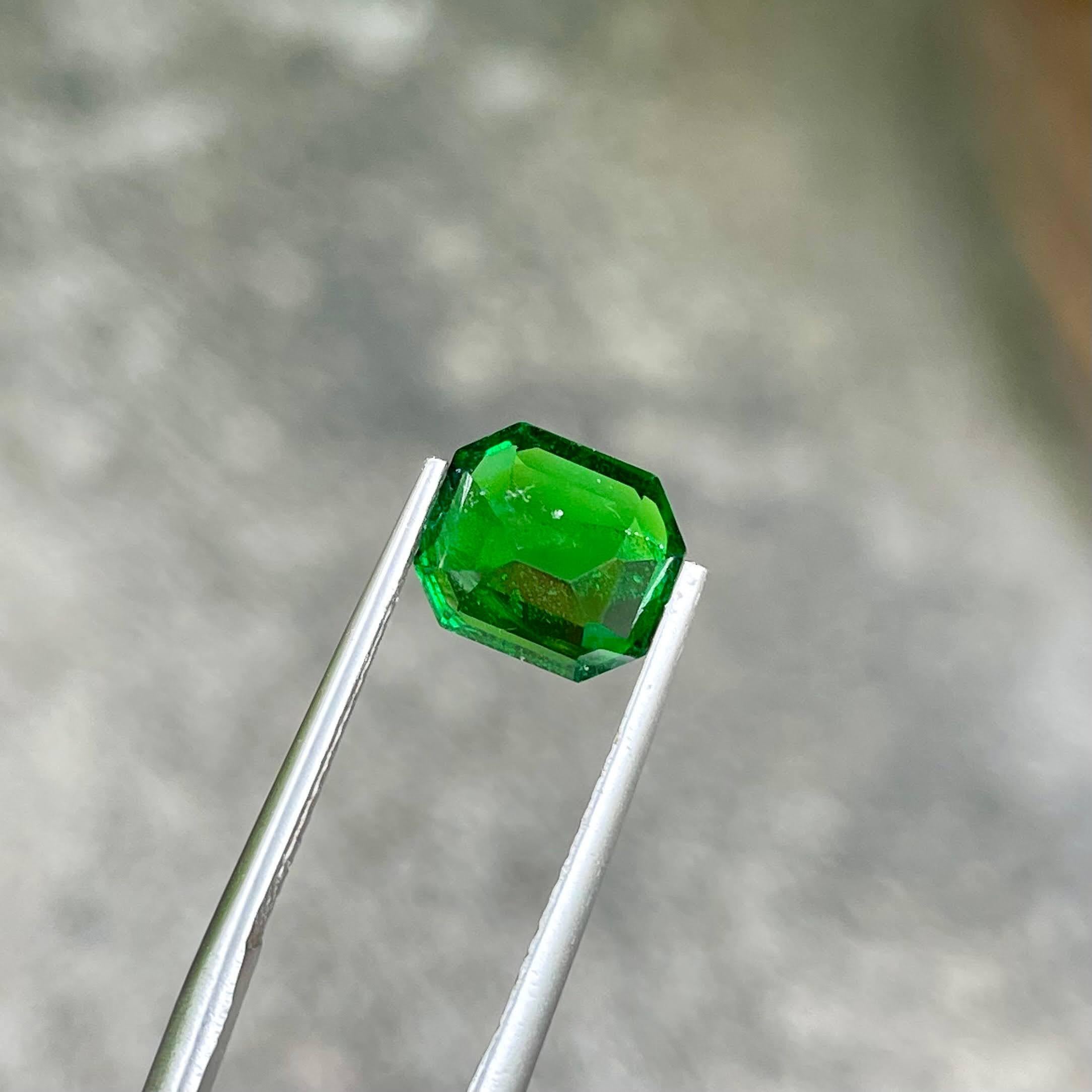 Taille émeraude Pierre précieuse naturelle du Kenya, grenat tsavorite vert taille émeraude de 2.84 carats en vente