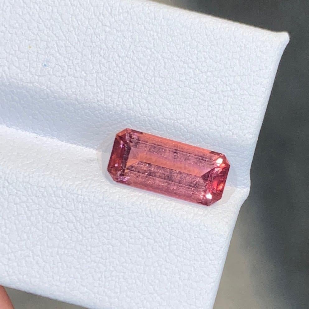 Poids 2,84 carats
Dimensions 12.4x5.7x4.6 mm
Clarity SI
Origine Afghanistan
Traitement Aucun
Forme Rectangulaire
Taille Emeraude 



La pierre de tourmaline rose de 2,84 carats présente une taille émeraude envoûtante, provenant des riches mines