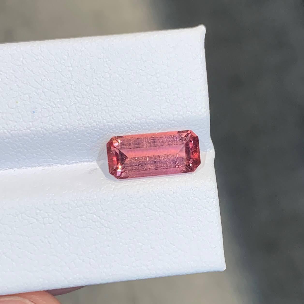 Taille émeraude Pierre précieuse afghane taille émeraude tourmaline rose 2,84 carats en vente