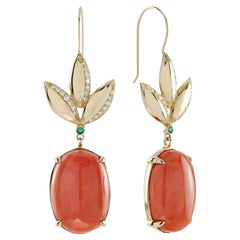 28.4 Ct. Boucles d'oreilles pendantes en or jaune 18K avec corail, émeraude et diamant