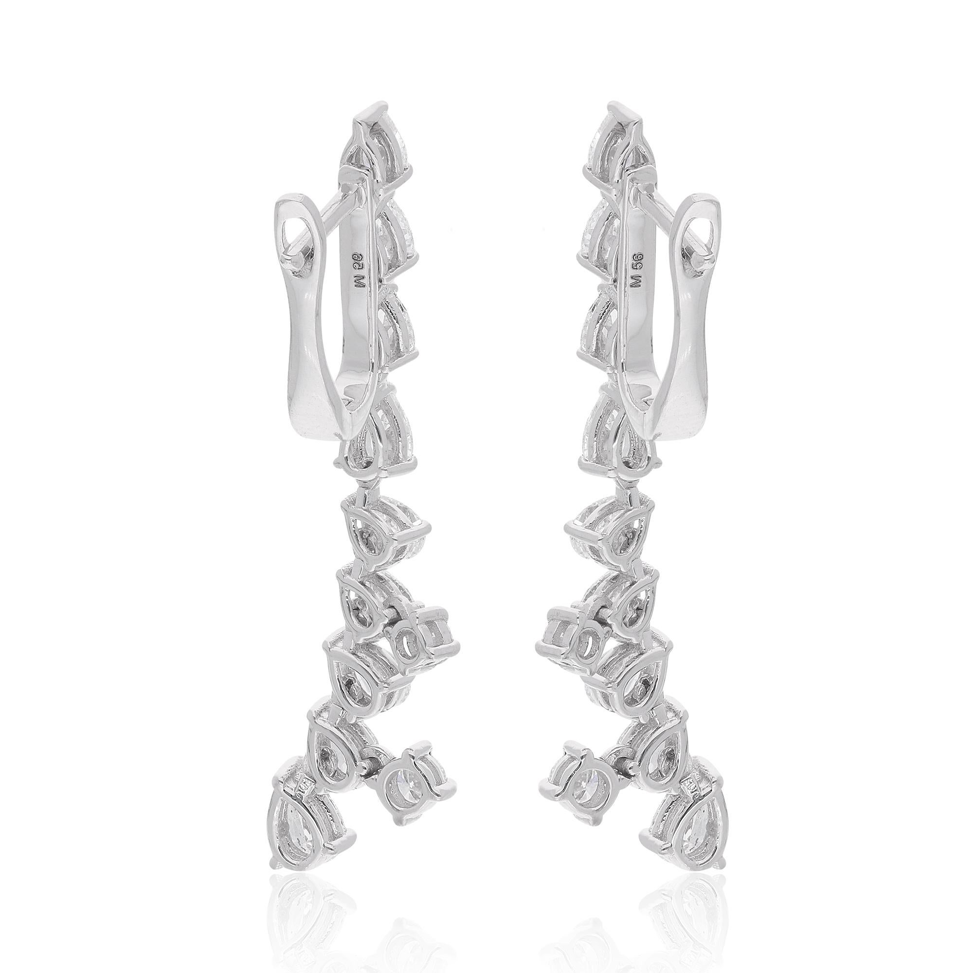 Pendientes colgantes de oro blanco de 18 quilates con diamantes redondos y pera de 2,84 quilates Fina Joyería en Nuevo estado para la venta en Diera, Dubai