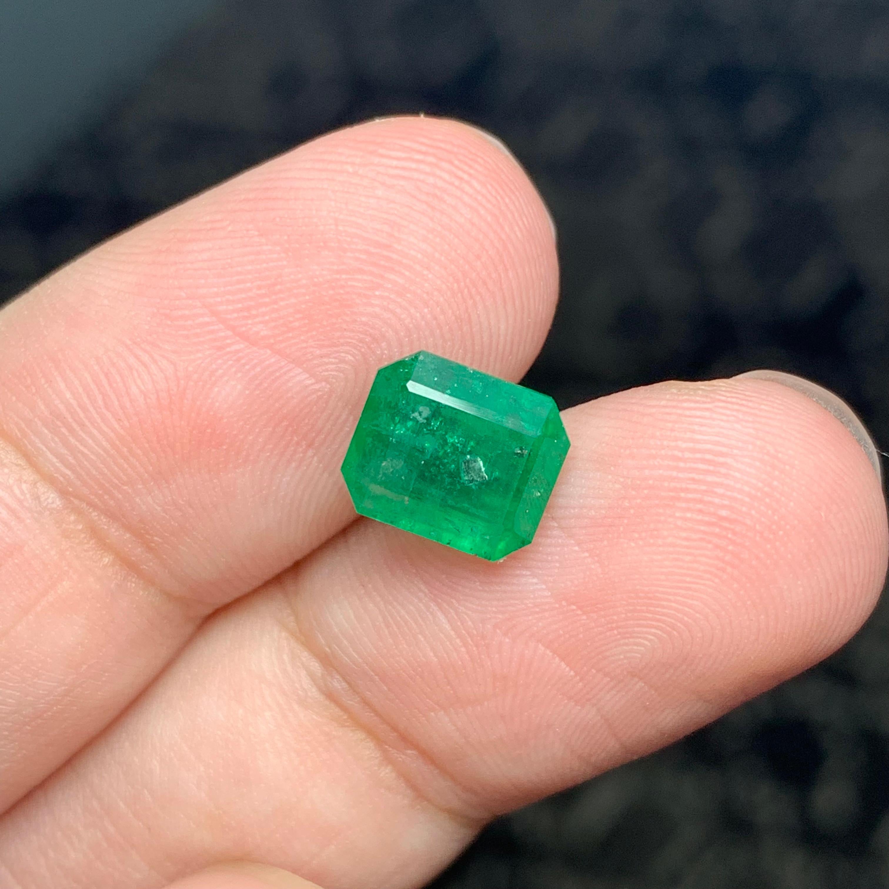 Arts and Crafts Pierre précieuse d'émeraude naturelle non sertie de 2,85 carats, ornée d'une mine de Swat en vente