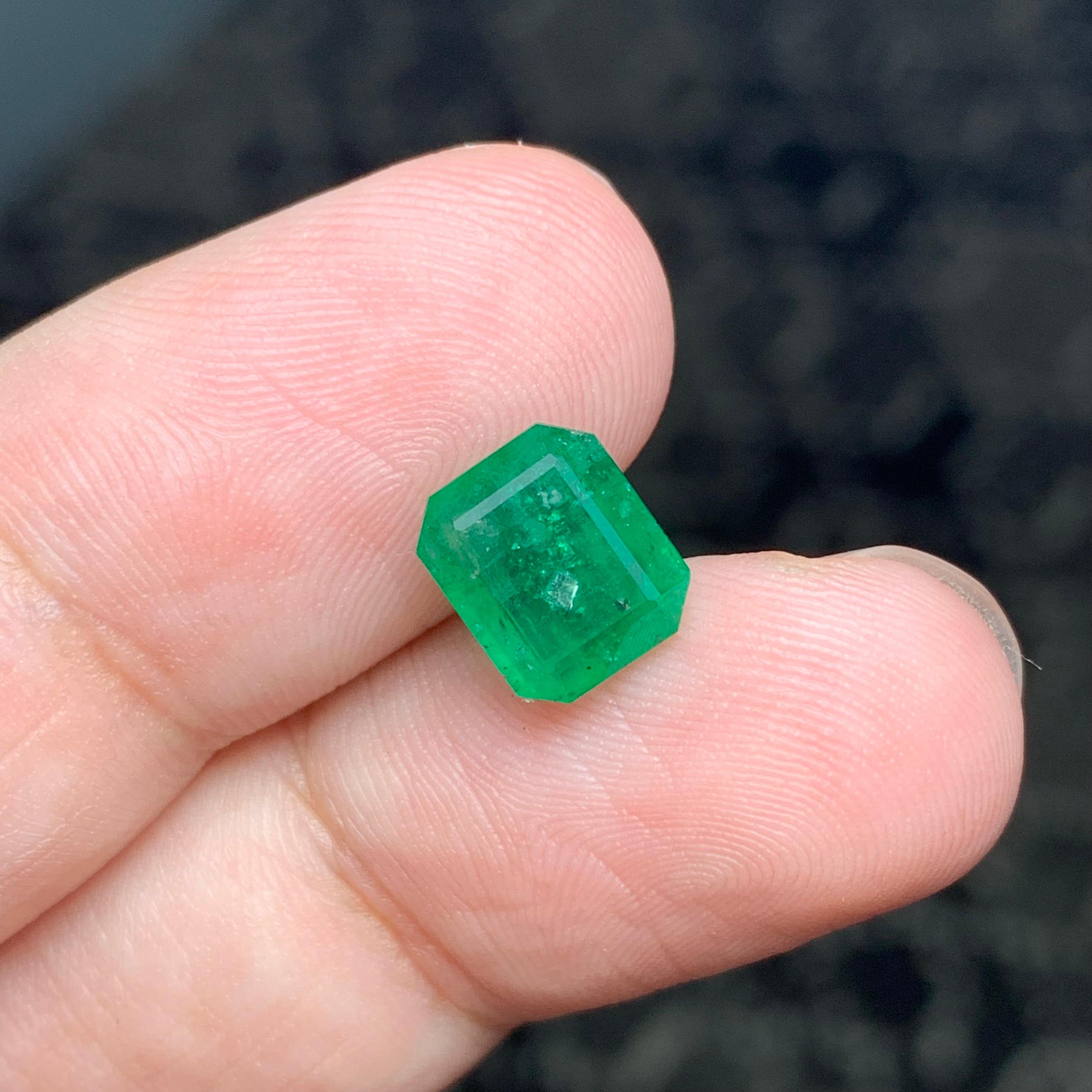 Taille émeraude Pierre précieuse d'émeraude naturelle non sertie de 2,85 carats, ornée d'une mine de Swat en vente