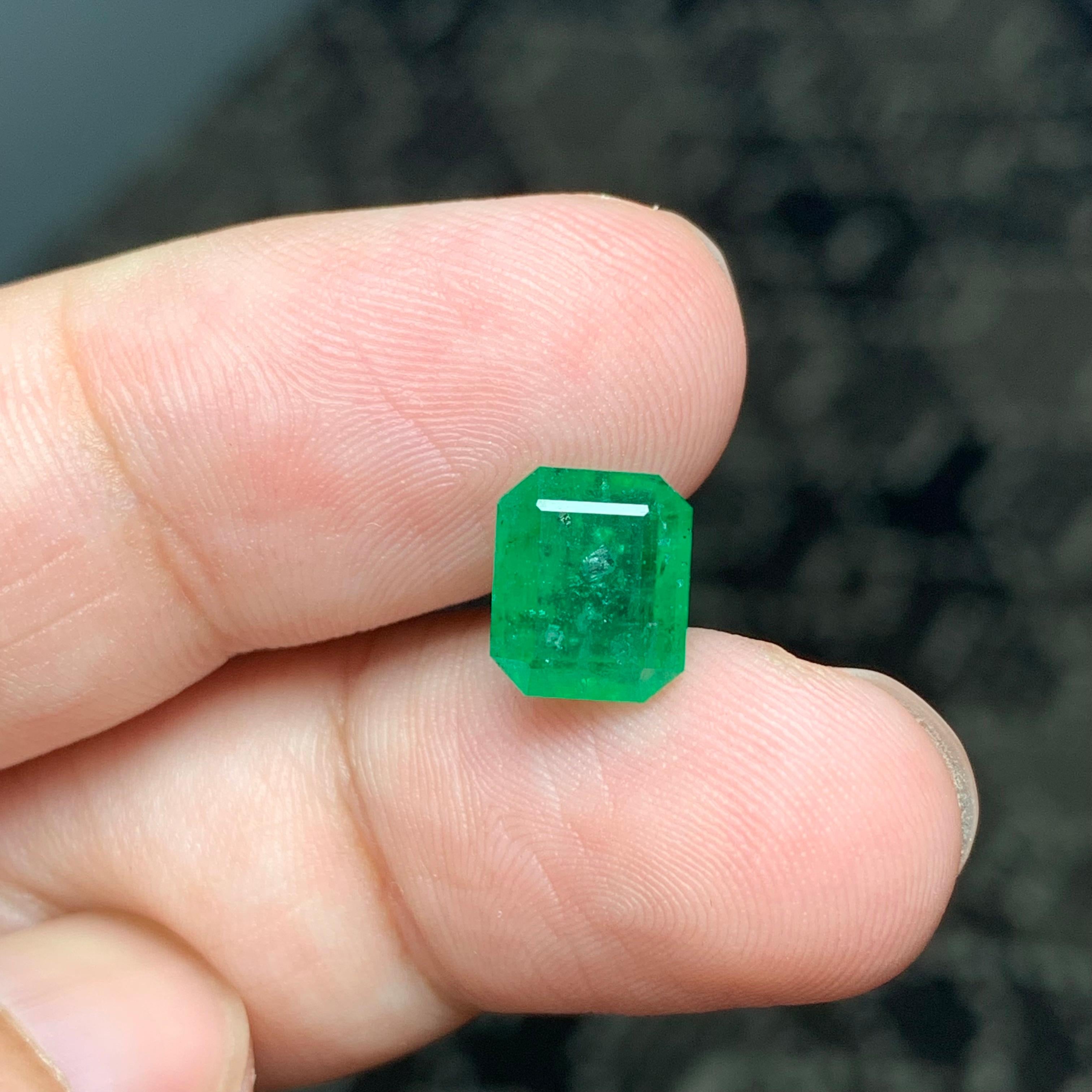 Pierre précieuse d'émeraude naturelle non sertie de 2,85 carats, ornée d'une mine de Swat Neuf - En vente à Peshawar, PK