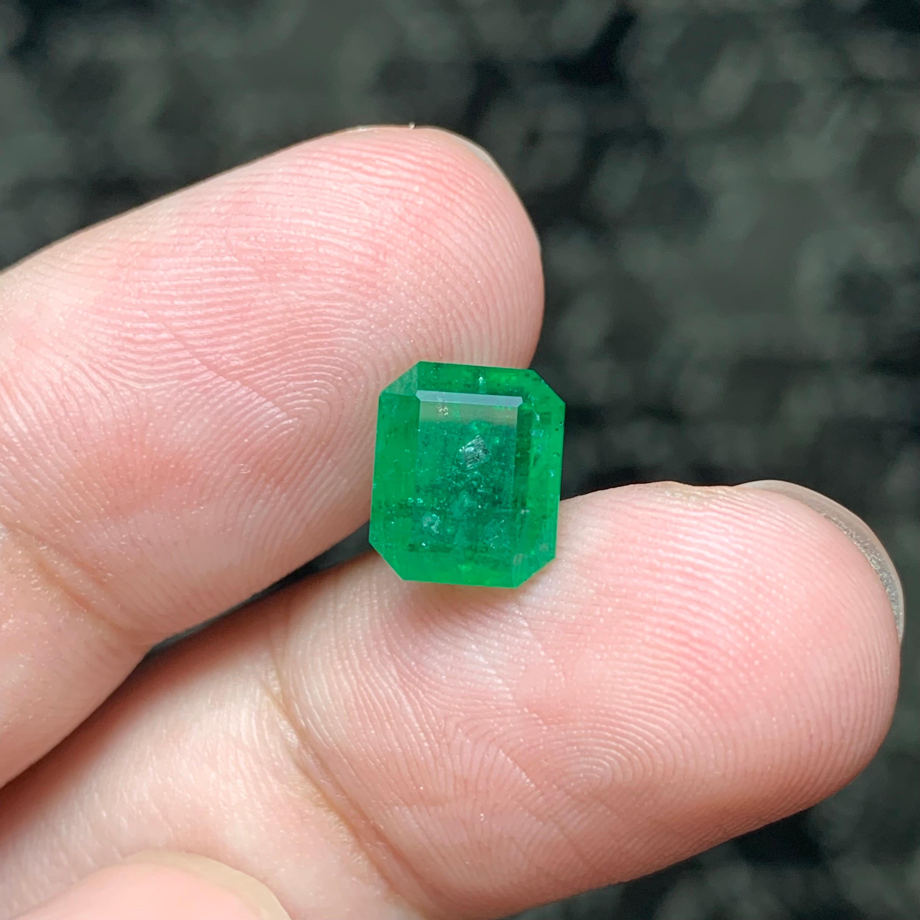 Women's or Men's 2.85 Carat Adorable Natural Loose Emerald Gemstone From Swat Mine  For Sale