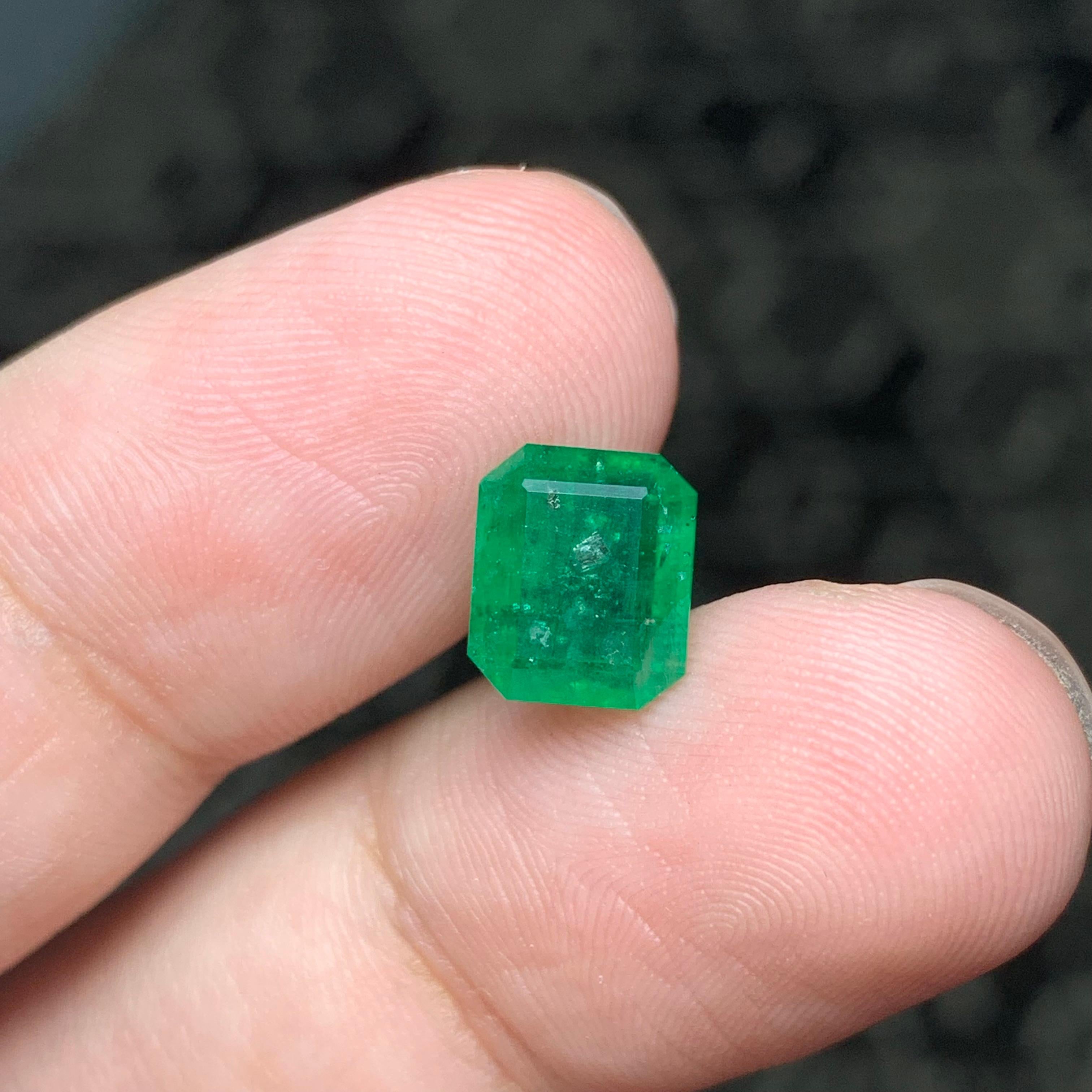Pierre précieuse d'émeraude naturelle non sertie de 2,85 carats, ornée d'une mine de Swat en vente 1
