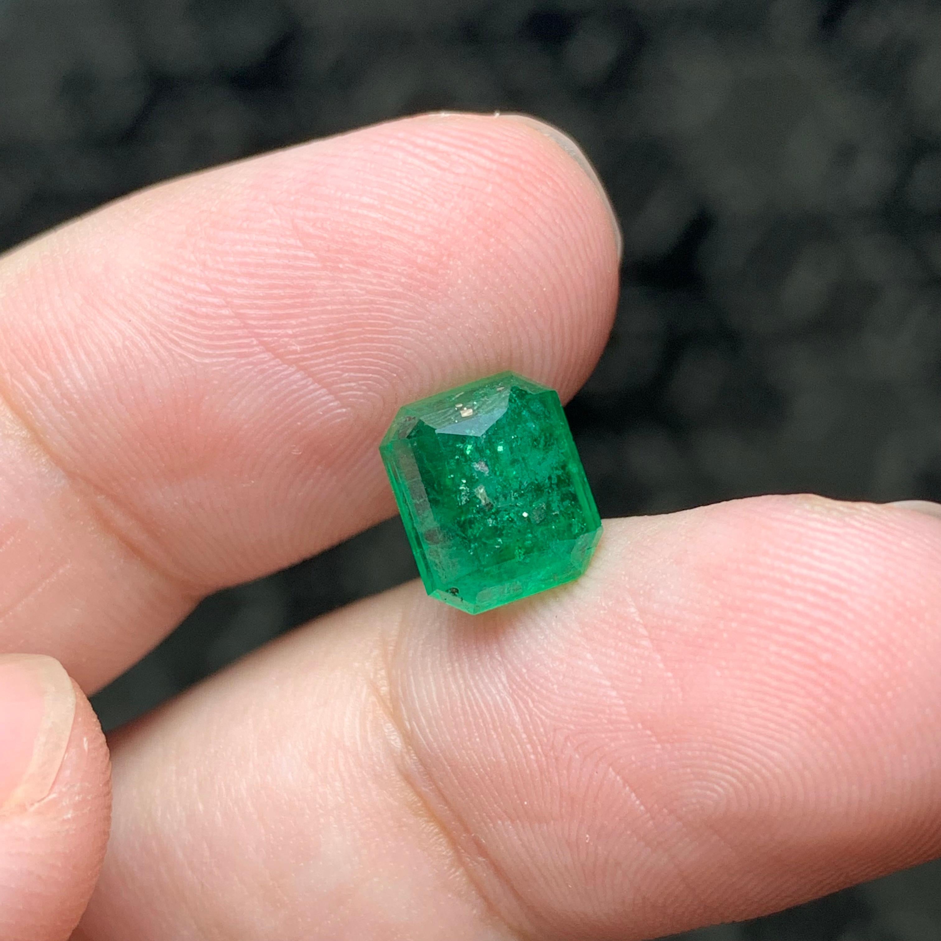 Pierre précieuse d'émeraude naturelle non sertie de 2,85 carats, ornée d'une mine de Swat en vente 2