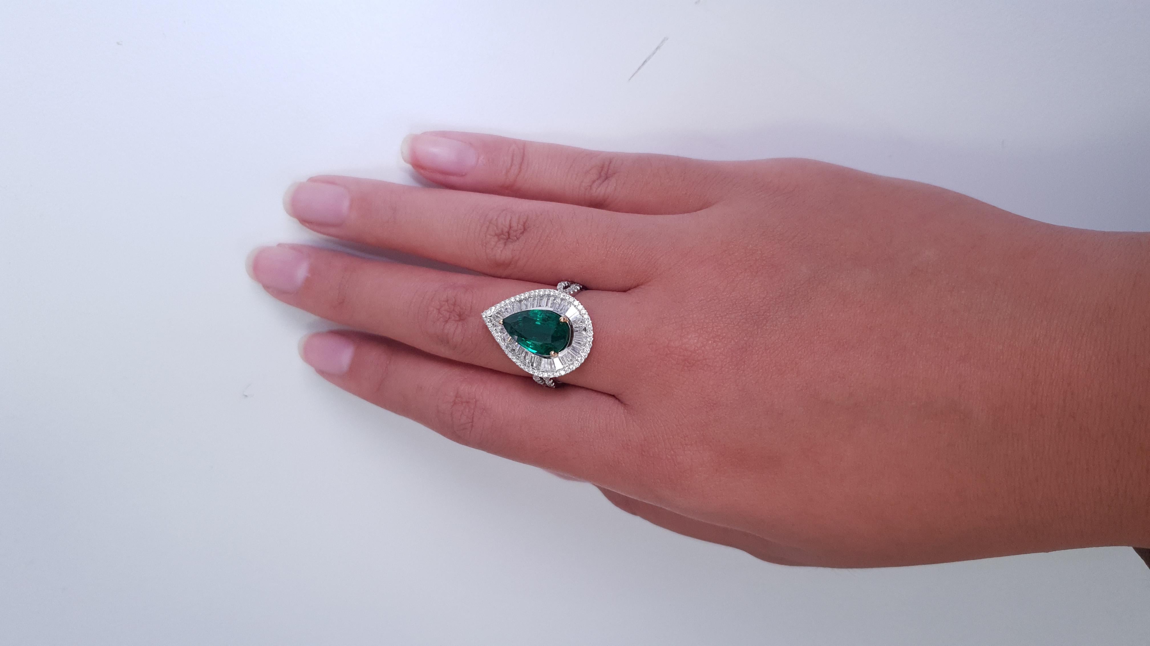 2.85 Carat Emerald and Diamond Wedding Ring in 18 Karat Gold For Sale 4