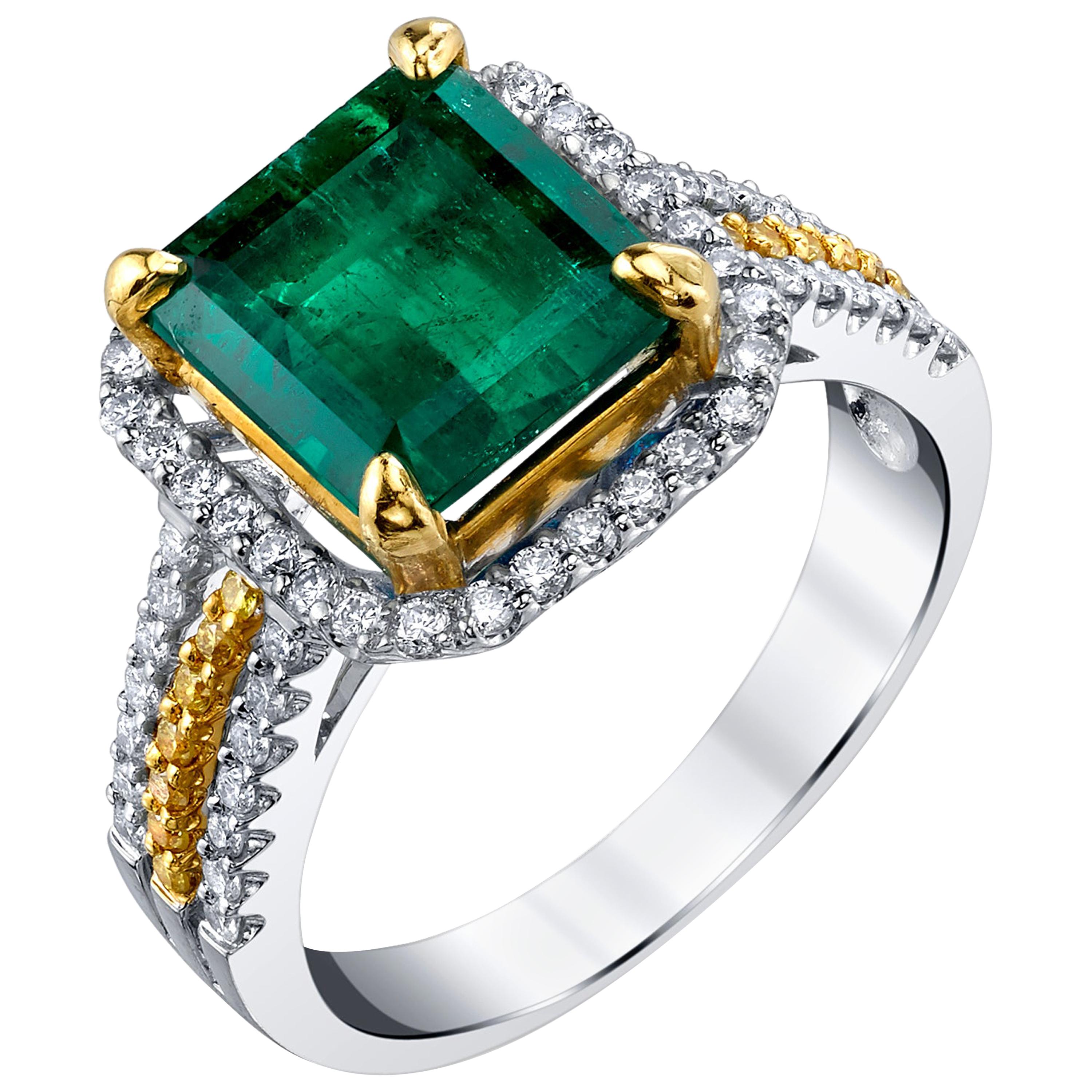 2.85 Carat Emerald Cocktail Ring with Canary and White Diamonds in 18k Gold For Sale