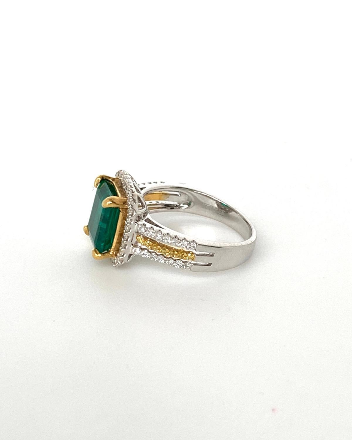 2.85 Carat Emerald Cocktail Ring with Canary and White Diamonds in 18k Gold In New Condition For Sale In Los Angeles, CA