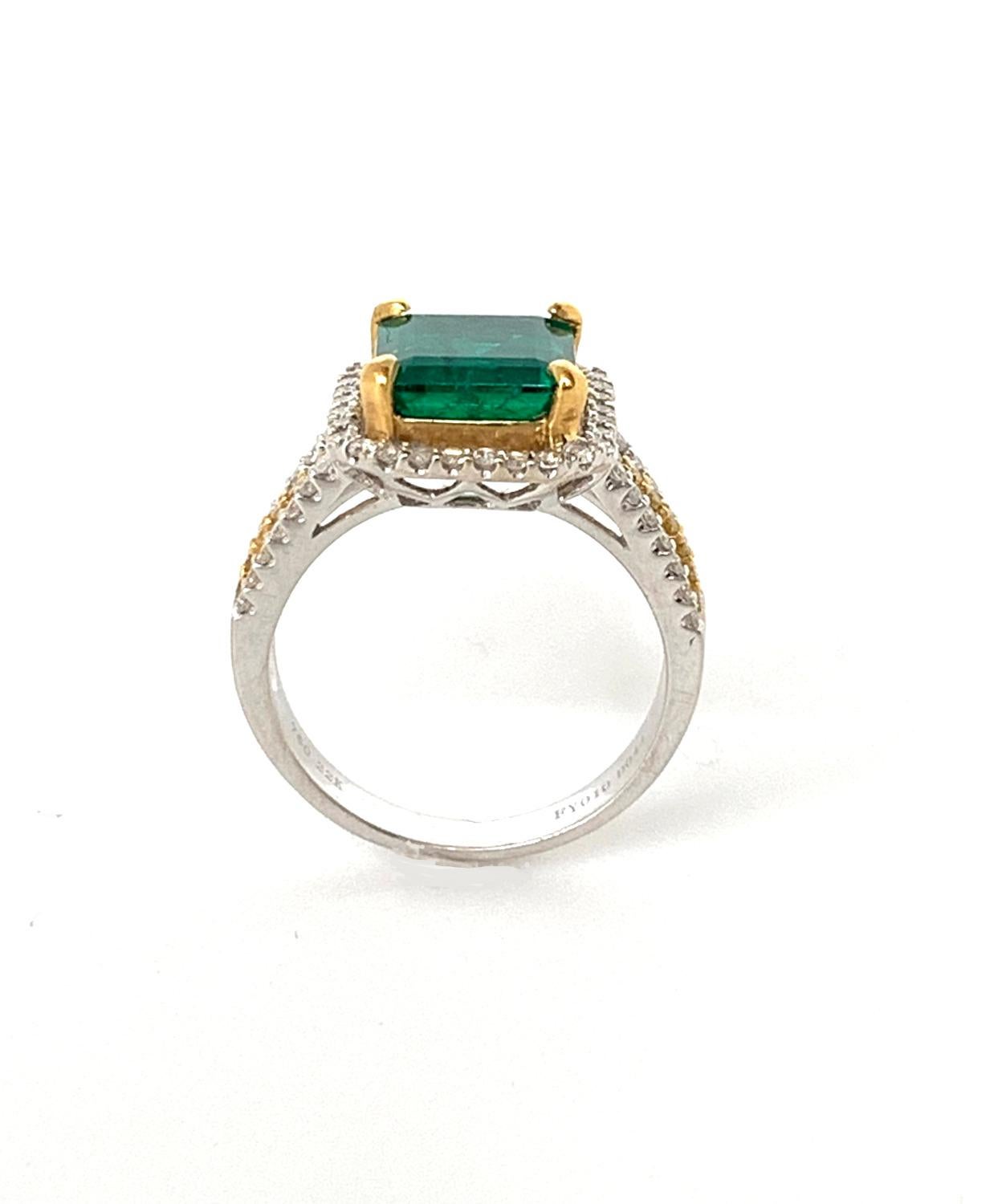 2.85 Carat Emerald Cocktail Ring with Canary and White Diamonds in 18k Gold For Sale 3