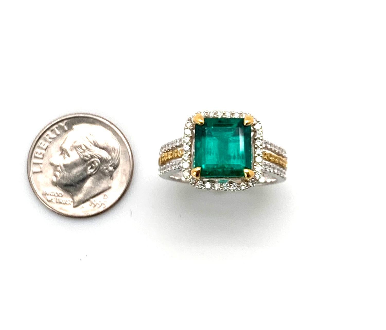 2.85 Carat Emerald Cocktail Ring with Canary and White Diamonds in 18k Gold For Sale 4