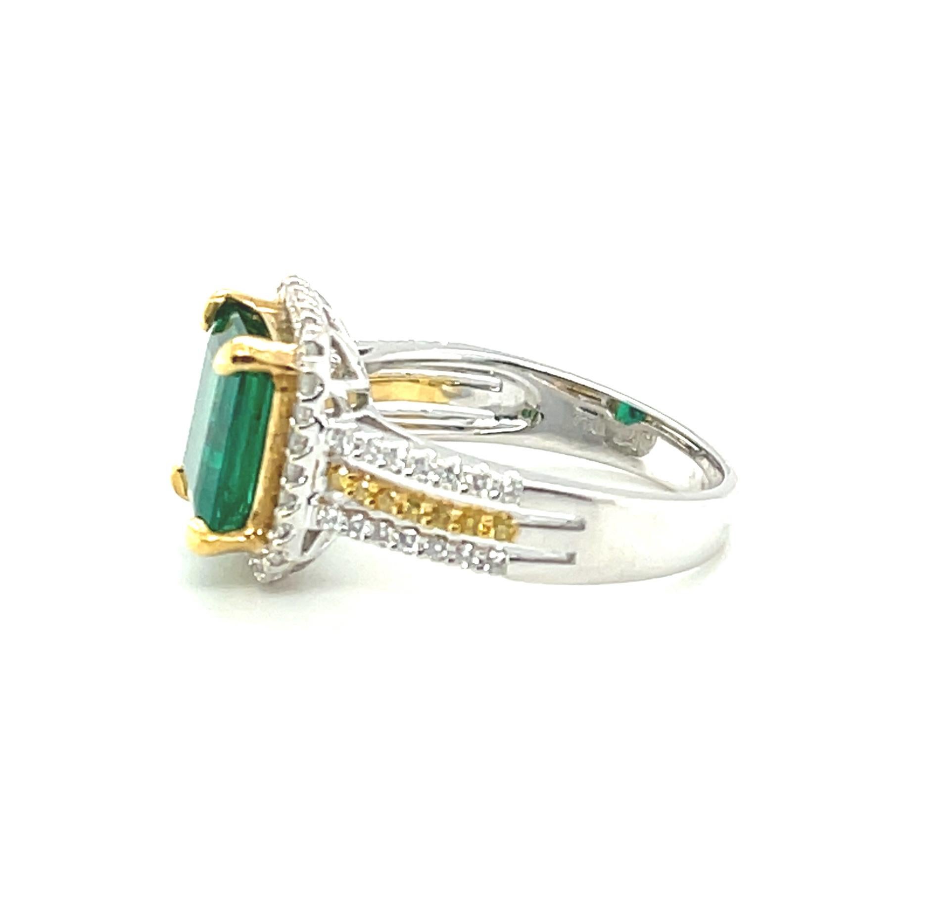Women's or Men's 2.85 Carat Emerald Cocktail Ring with Canary and White Diamonds in 18k Gold For Sale