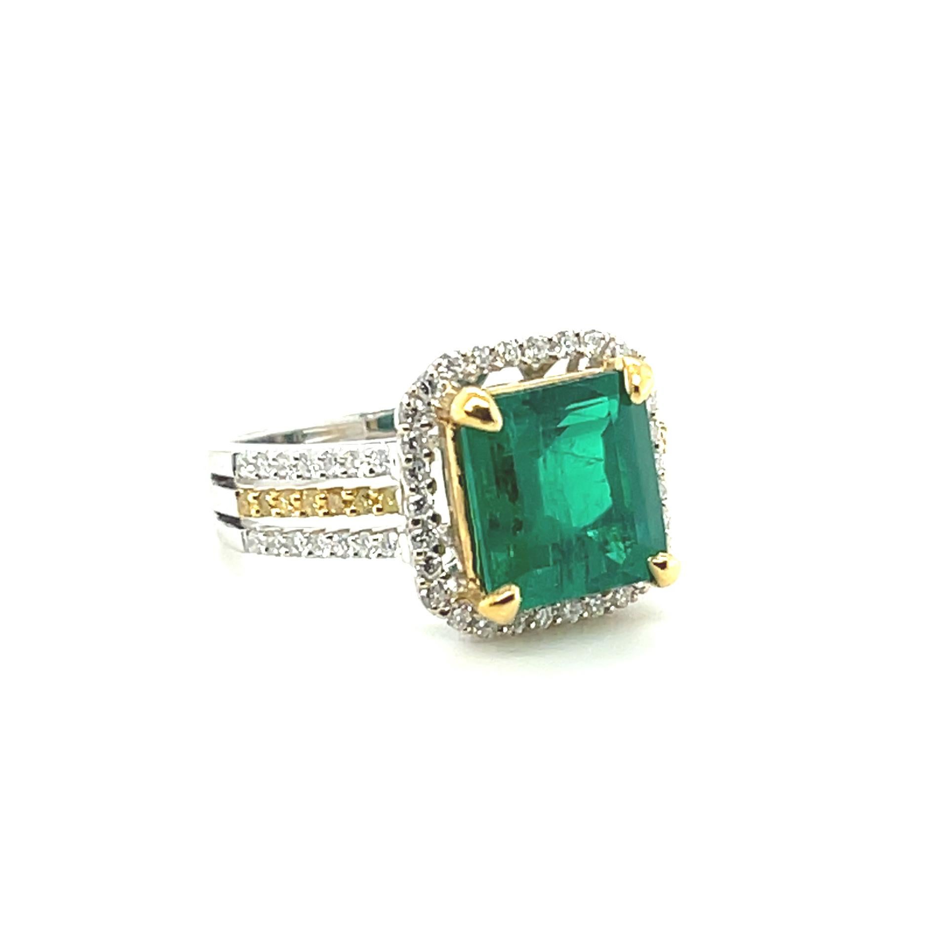 2.85 Carat Emerald Cocktail Ring with Canary and White Diamonds in 18k Gold For Sale 1